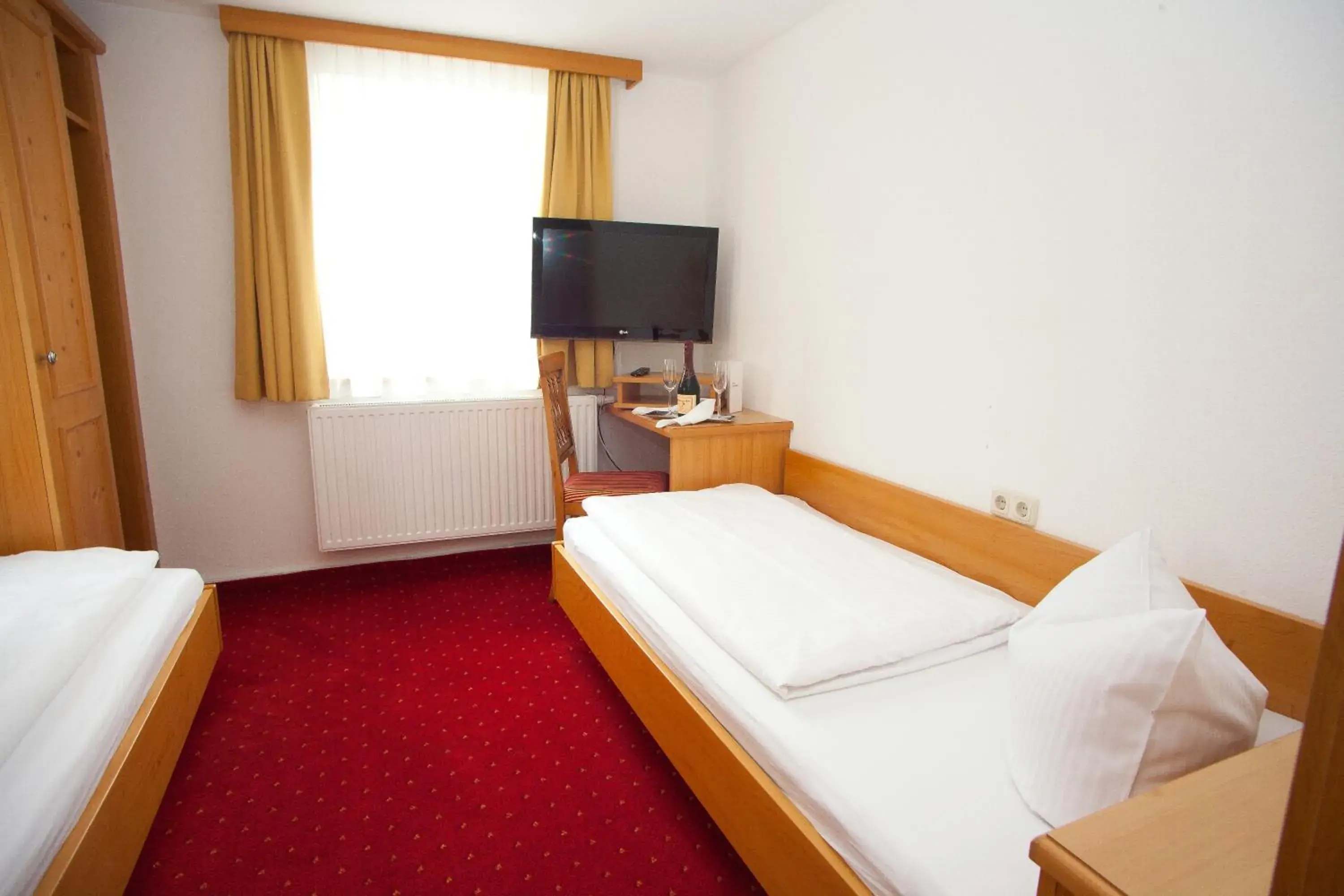 Family Room with Bathroom - single occupancy in Gasthaus zur Post Family Room with Bathroom - single occupancy in Gasthaus zur Post