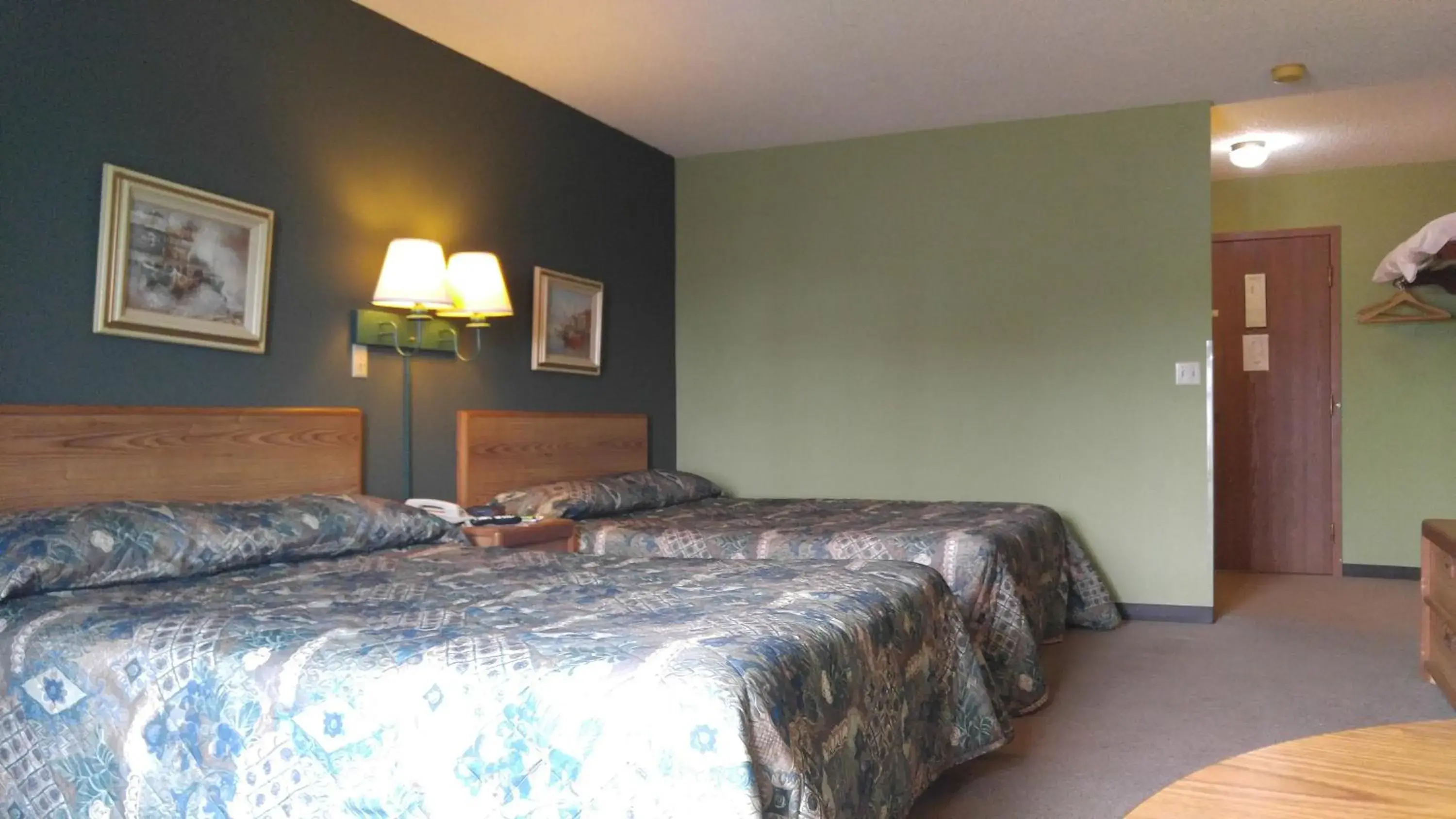 Deluxe Double Queen Room with Harbor View in Harbor Lights Lodge Deluxe Double Queen Room with Harbor View in Harbor Lights Lodge