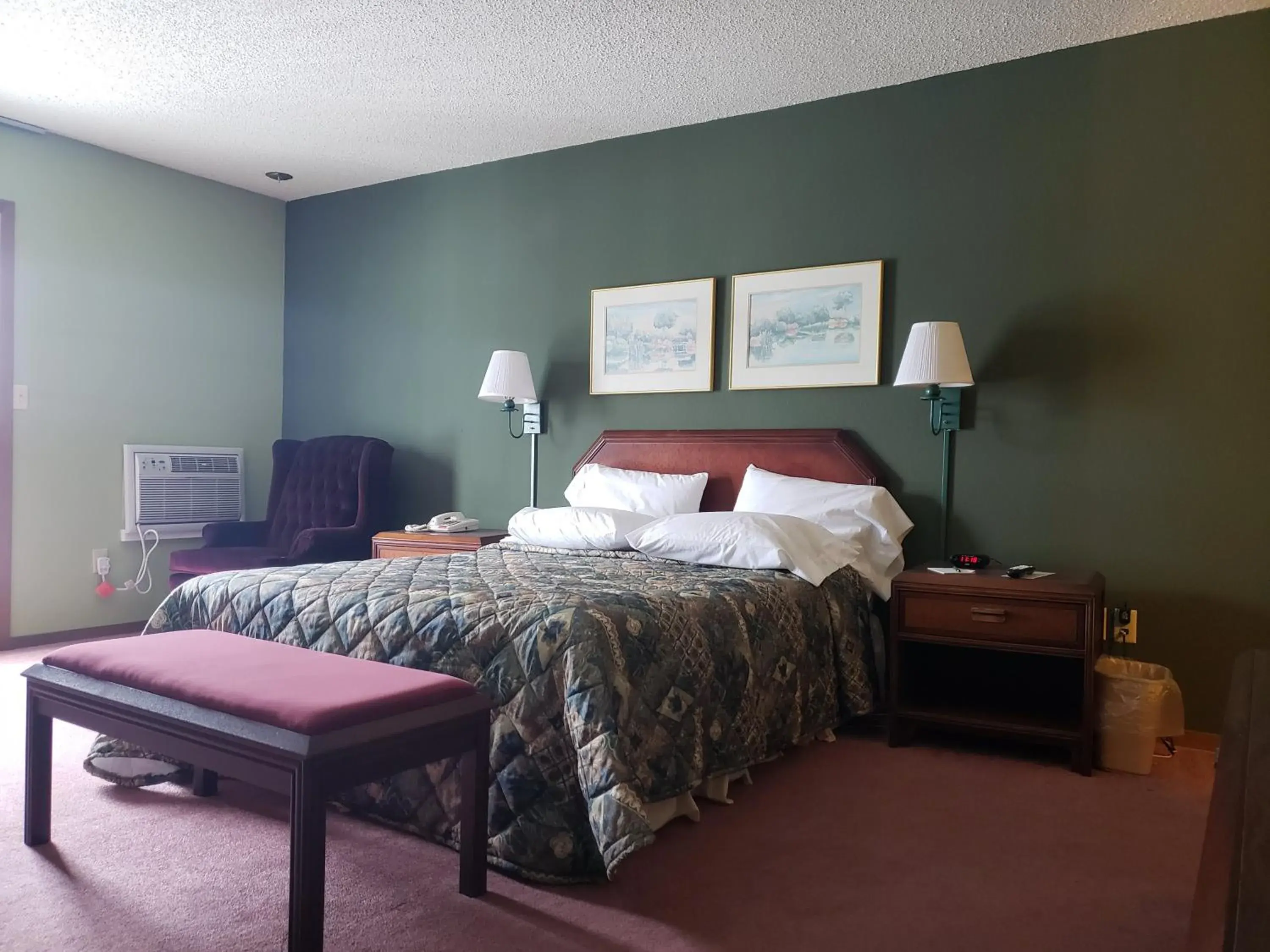 Queen Whirlpool Suite in Harbor Lights Lodge Queen Whirlpool Suite in Harbor Lights Lodge