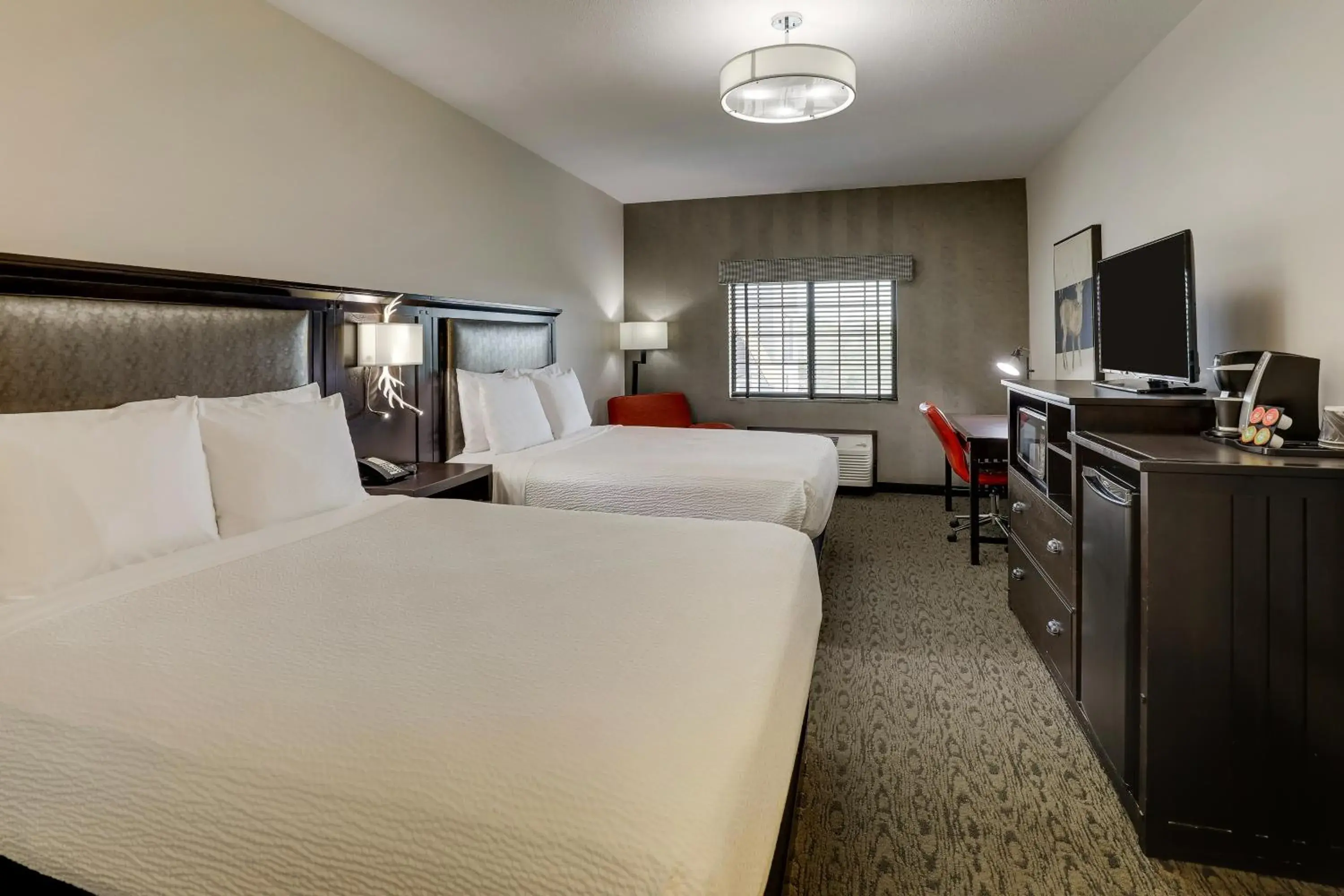 Deluxe Queen Room in Stoney Creek Hotel Kansas City - Independence Deluxe Queen Room in Stoney Creek Hotel Kansas City - Independence