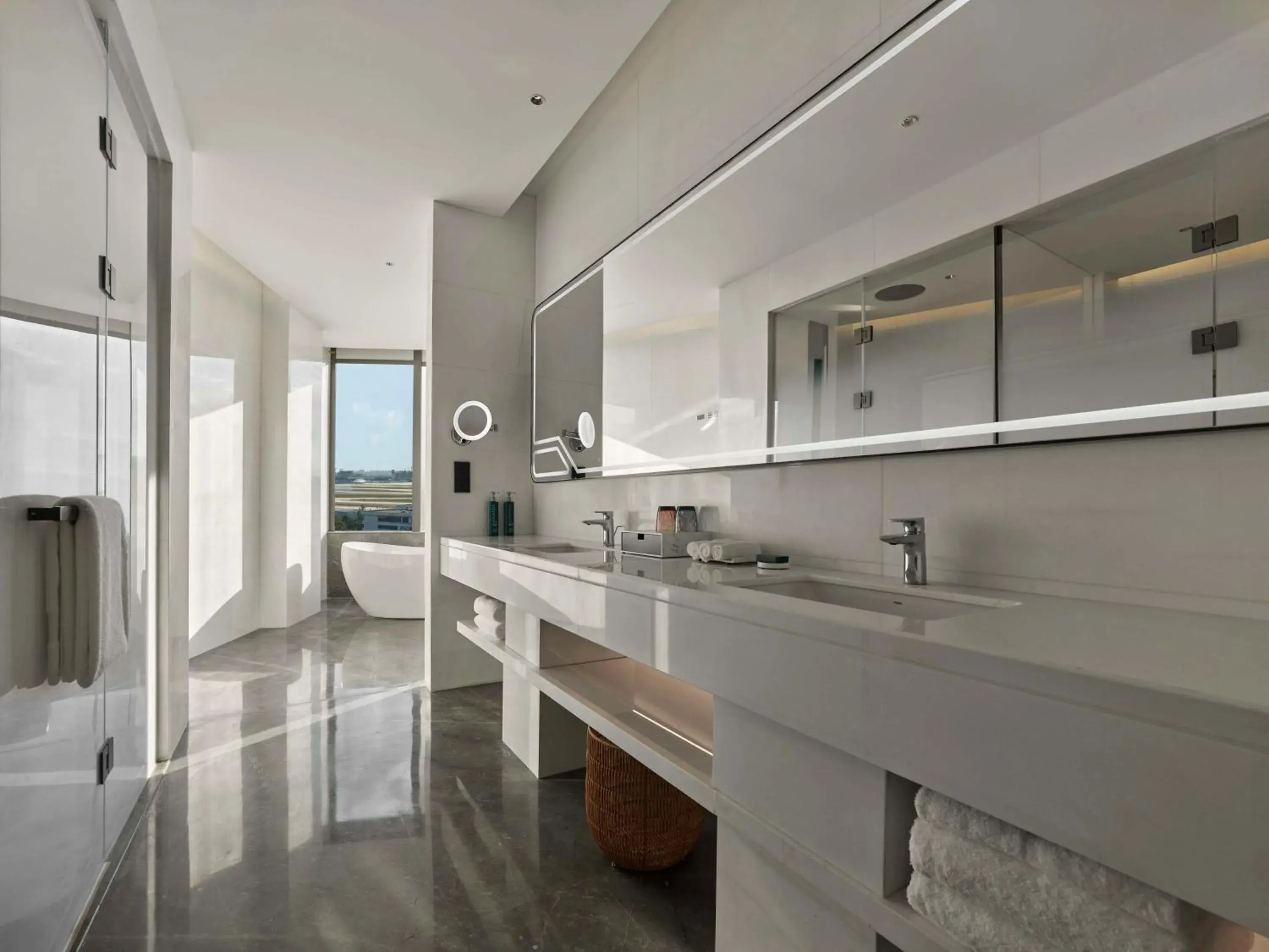 One-Bedroom King Suite - Airport View in Hilton Shanghai Hongqiao International Airport One-Bedroom King Suite - Airport View in Hilton Shanghai Hongqiao International Airport