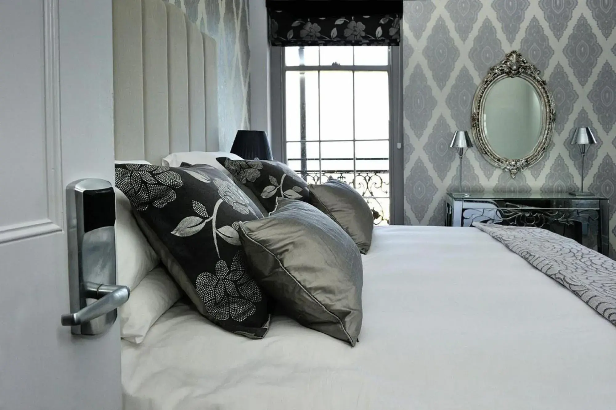 Deluxe Double Room with Sea View in Crescent Victoria Hotel Deluxe Double Room with Sea View in Crescent Victoria Hotel