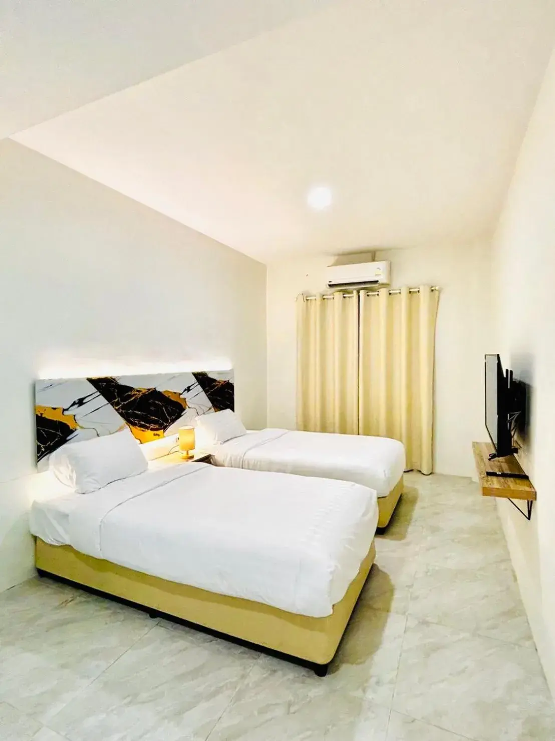 Deluxe Twin Room in PJ Hostel & Bar Deluxe Twin Room in PJ Hostel & Bar