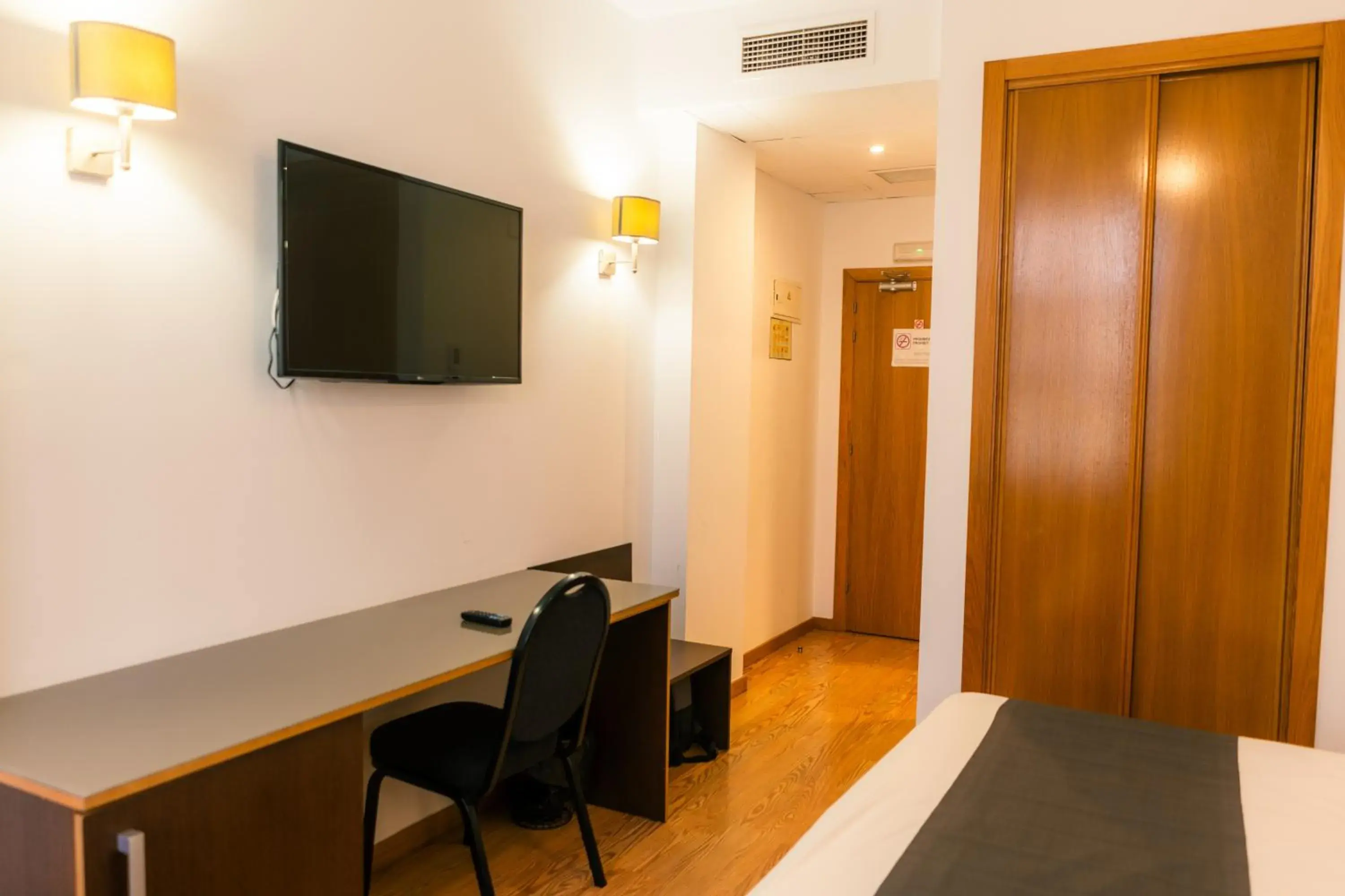 Twin Room in Plaza Alaquas Twin Room in Plaza Alaquas