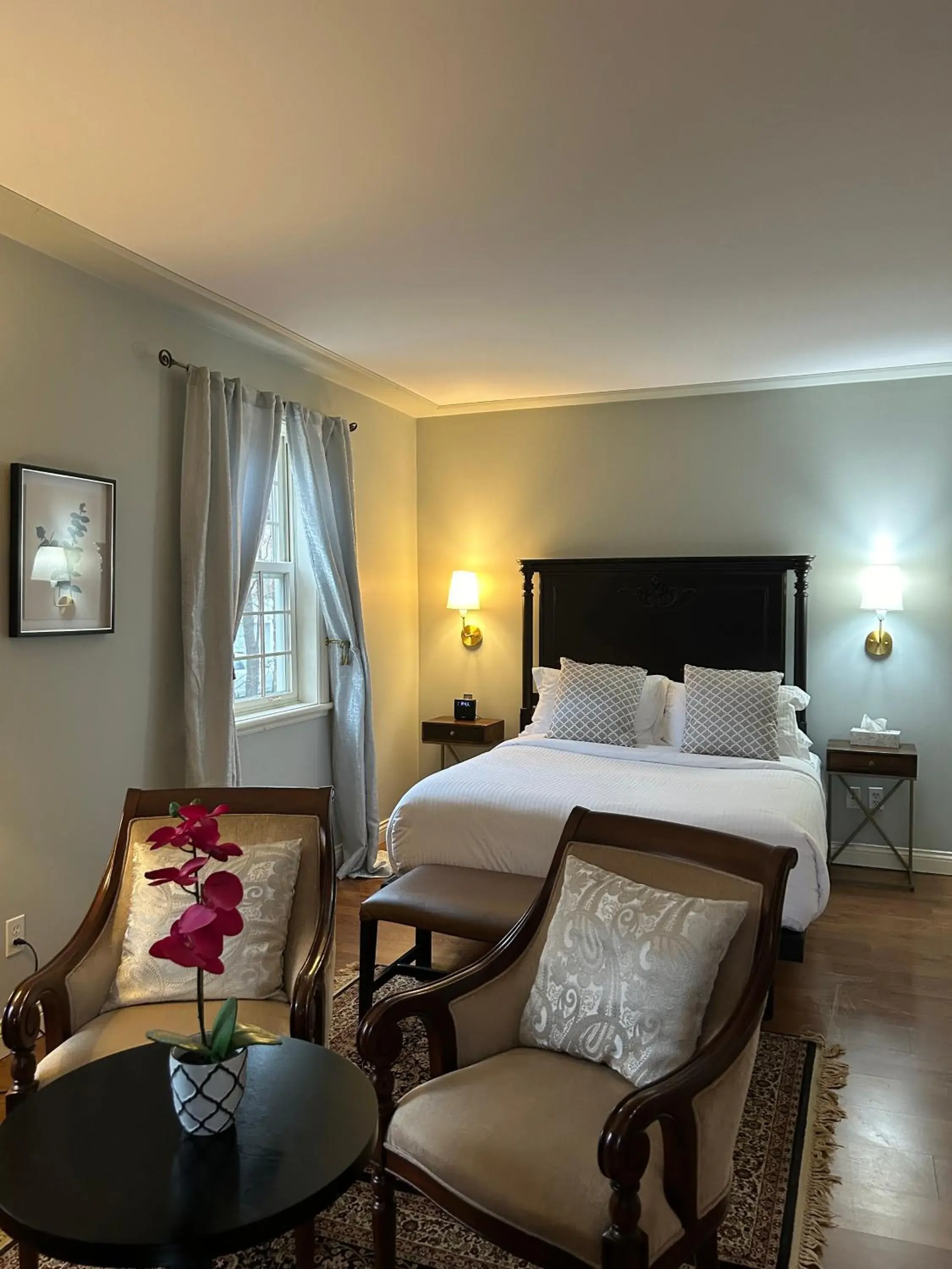 Queen Room in Manoir Sweetsburg Queen Room in Manoir Sweetsburg