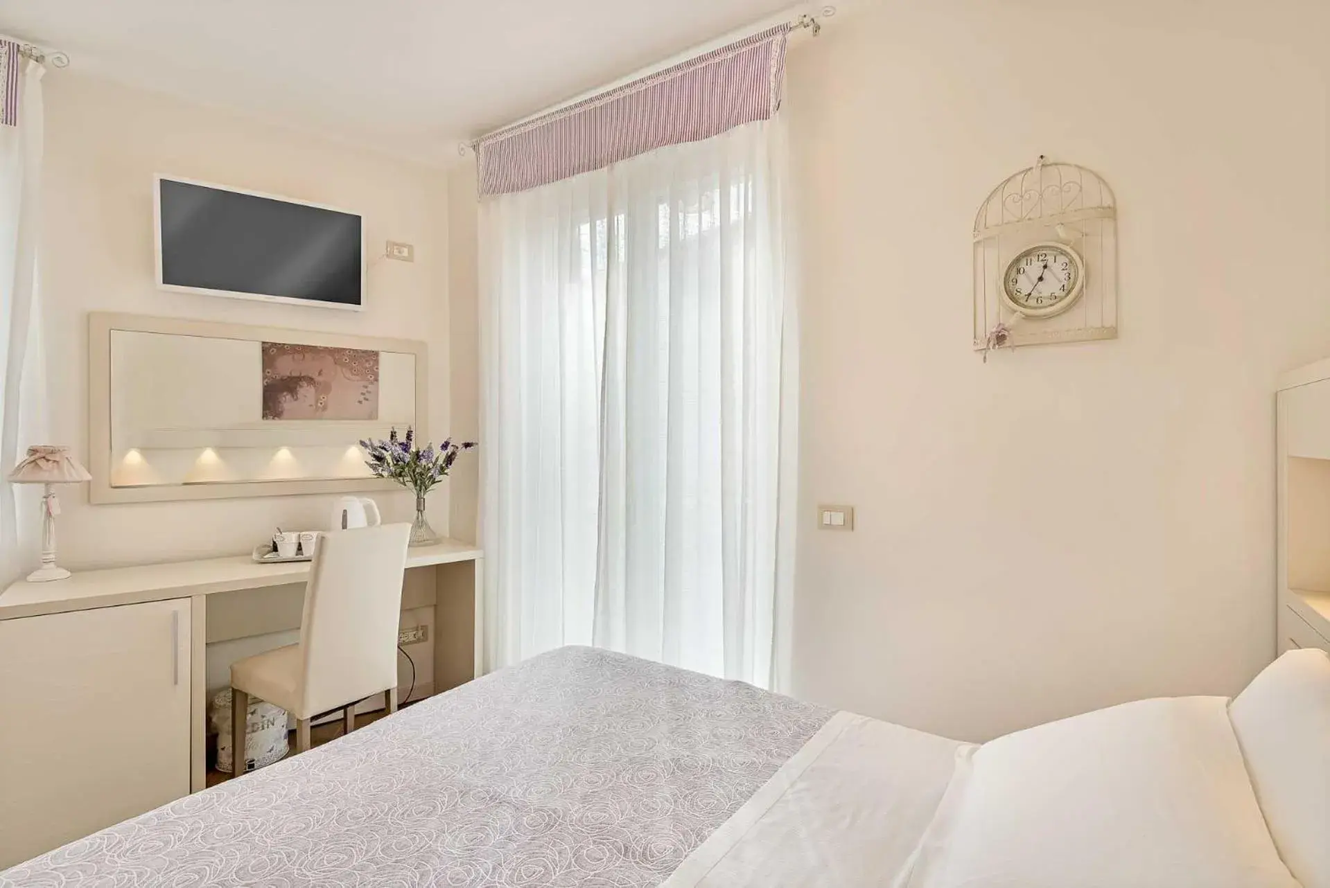 Deluxe Double or Twin Room with Garden View in Dreams Guest House Deluxe Double or Twin Room with Garden View in Dreams Guest House