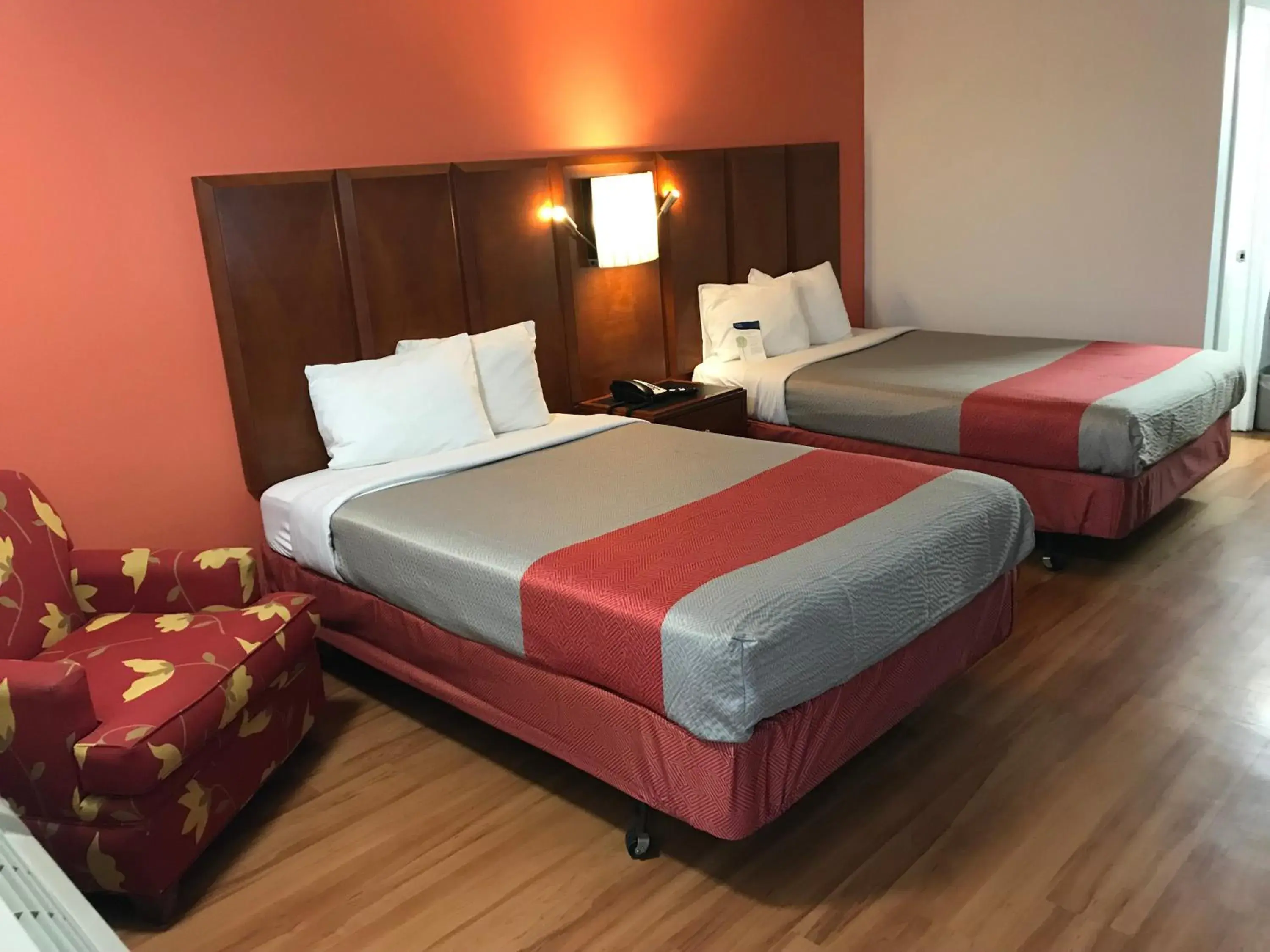 Queen Room with Two Queen Beds - Non-Smoking in Motel 6-Van Buren, AR I- 40 Queen Room with Two Queen Beds - Non-Smoking in Motel 6-Van Buren, AR I- 40