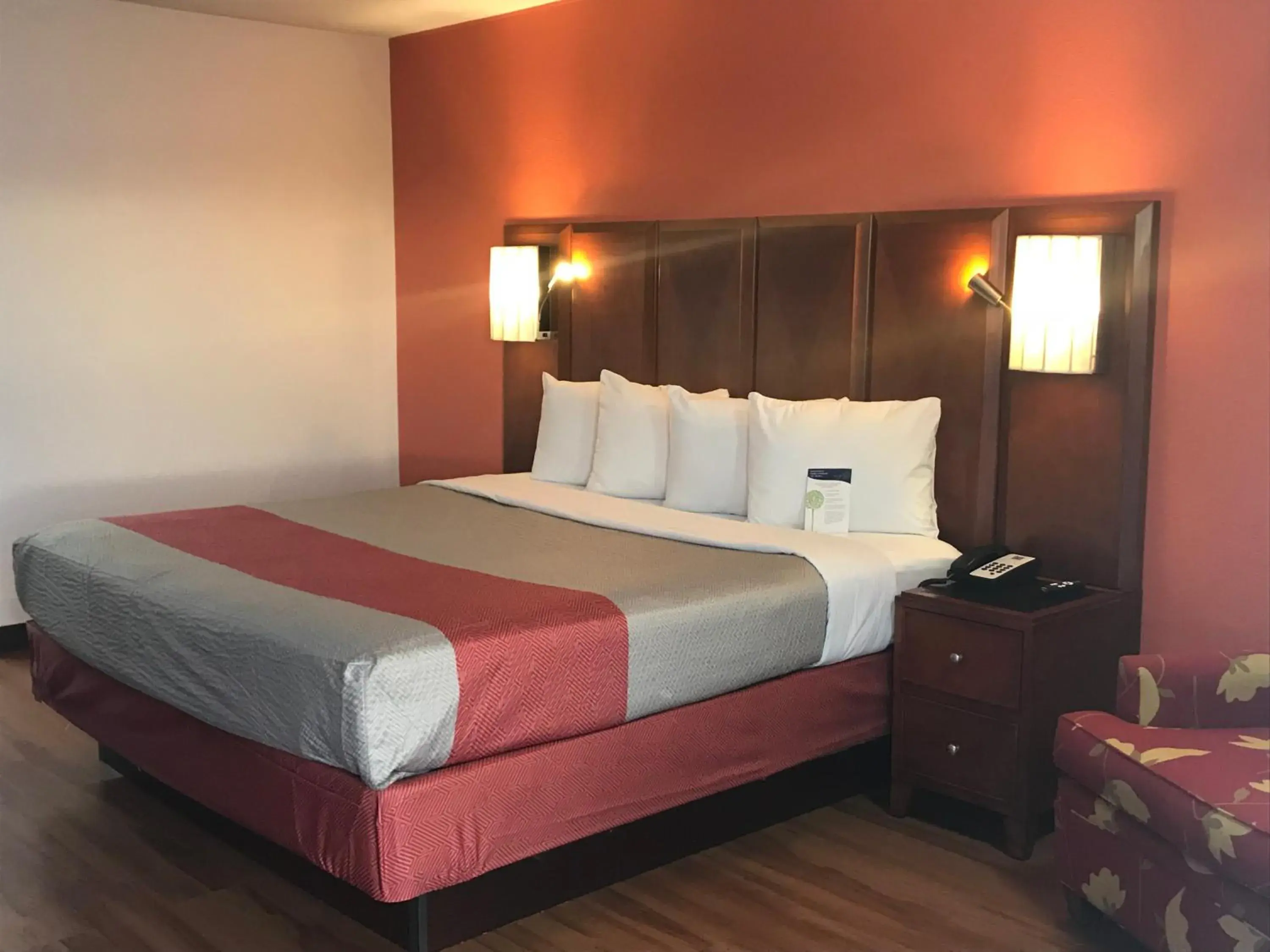 King Room - Non-Smoking in Motel 6-Van Buren, AR I- 40 King Room - Non-Smoking in Motel 6-Van Buren, AR I- 40