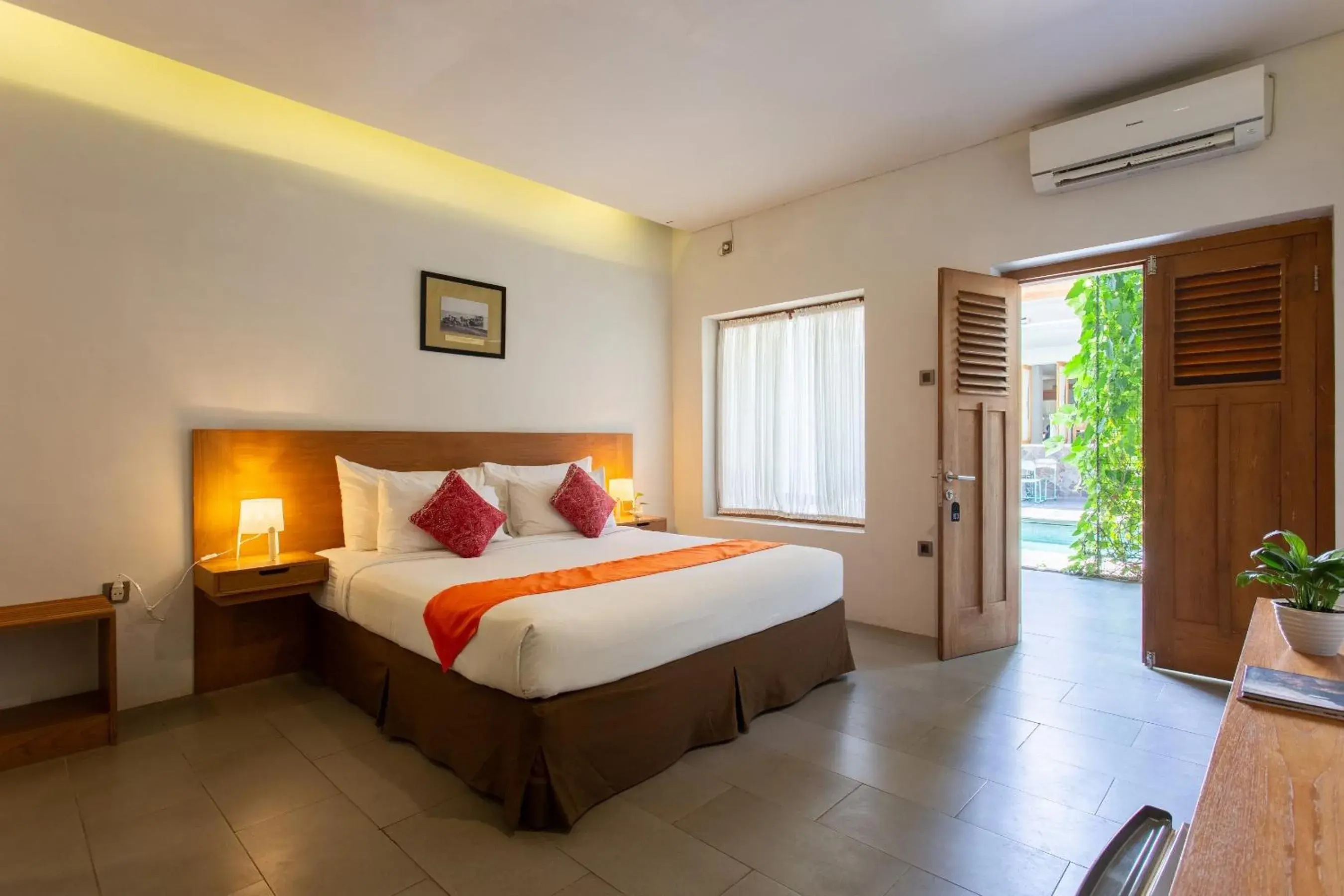 Double Room with Patio Pool View in Hotel Blambangan Double Room with Patio Pool View in Hotel Blambangan