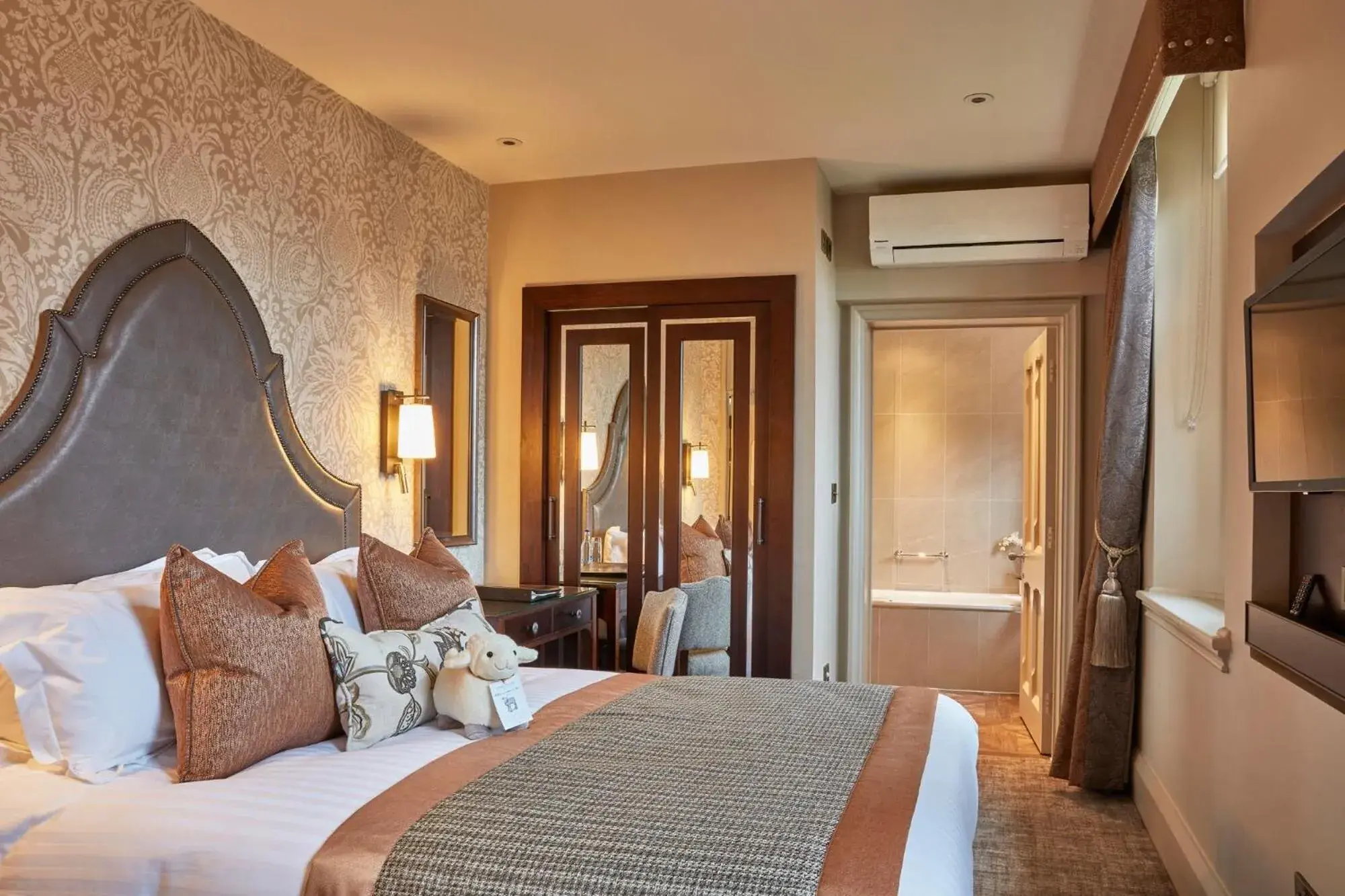 Classic Double Room in Stanbrook Abbey Hotel, Worcester Classic Double Room in Stanbrook Abbey Hotel, Worcester