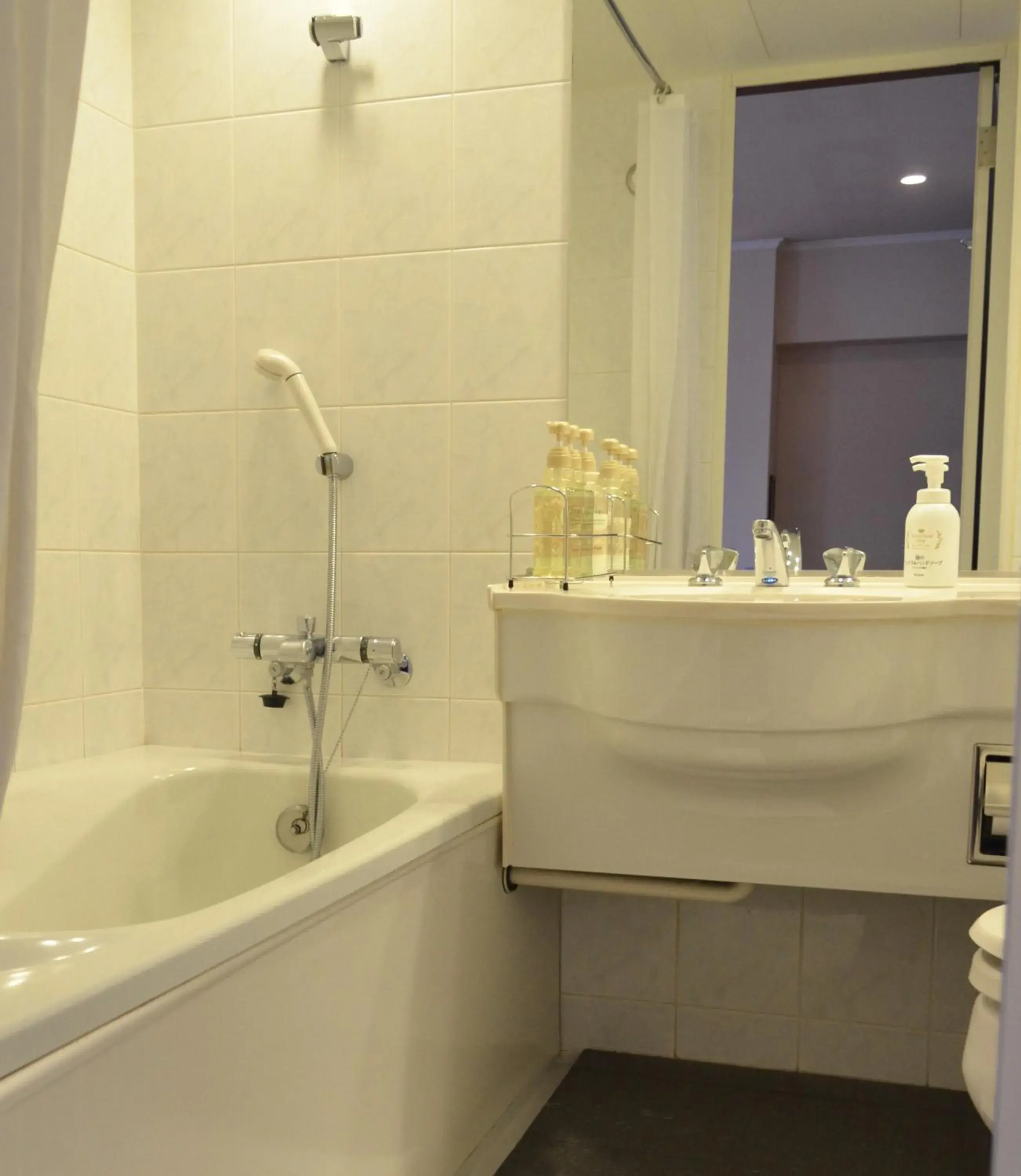 Deluxe Twin Room with Mountain View - single occupancy - Non Smoking - Single Use in Yokohama Mandarin Hotel Deluxe Twin Room with Mountain View - single occupancy - Non Smoking - Single Use in Yokohama Mandarin Hotel