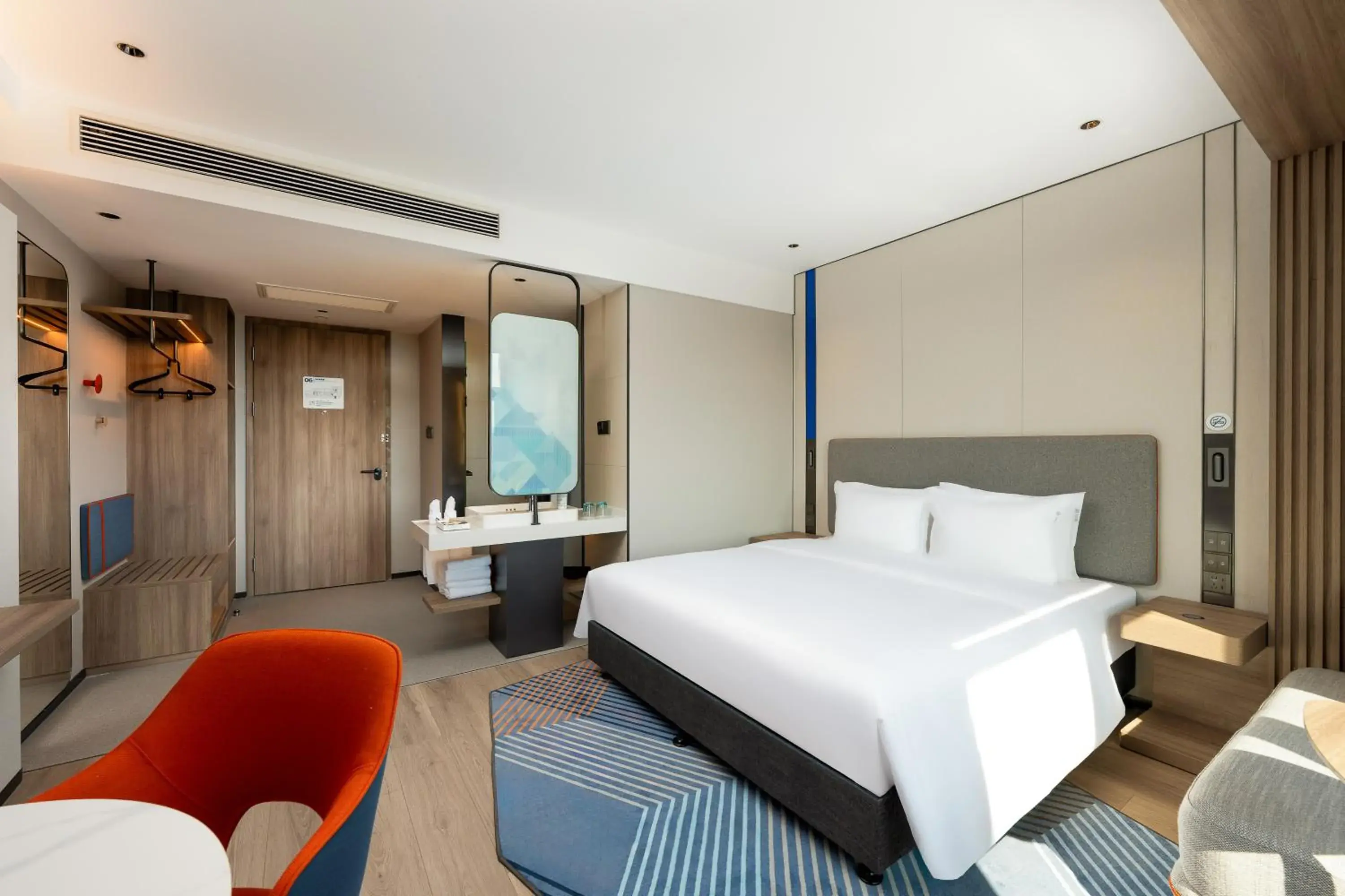 Standard King Room with City View in Holiday Inn Express Luoyang Longmen by IHG Standard King Room with City View in Holiday Inn Express Luoyang Longmen by IHG
