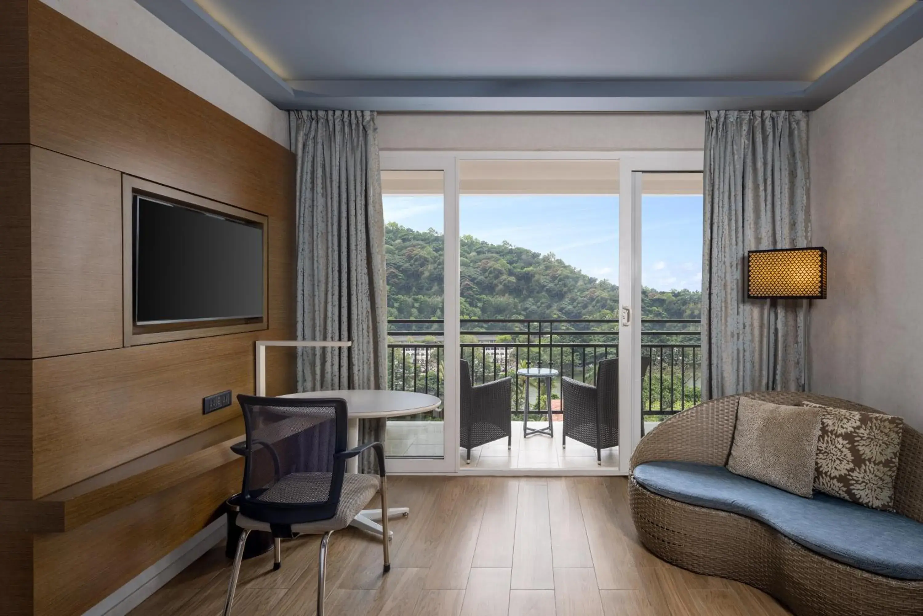 Deluxe Room - Lake View in Radisson Hotel Kandy Deluxe Room - Lake View in Radisson Hotel Kandy