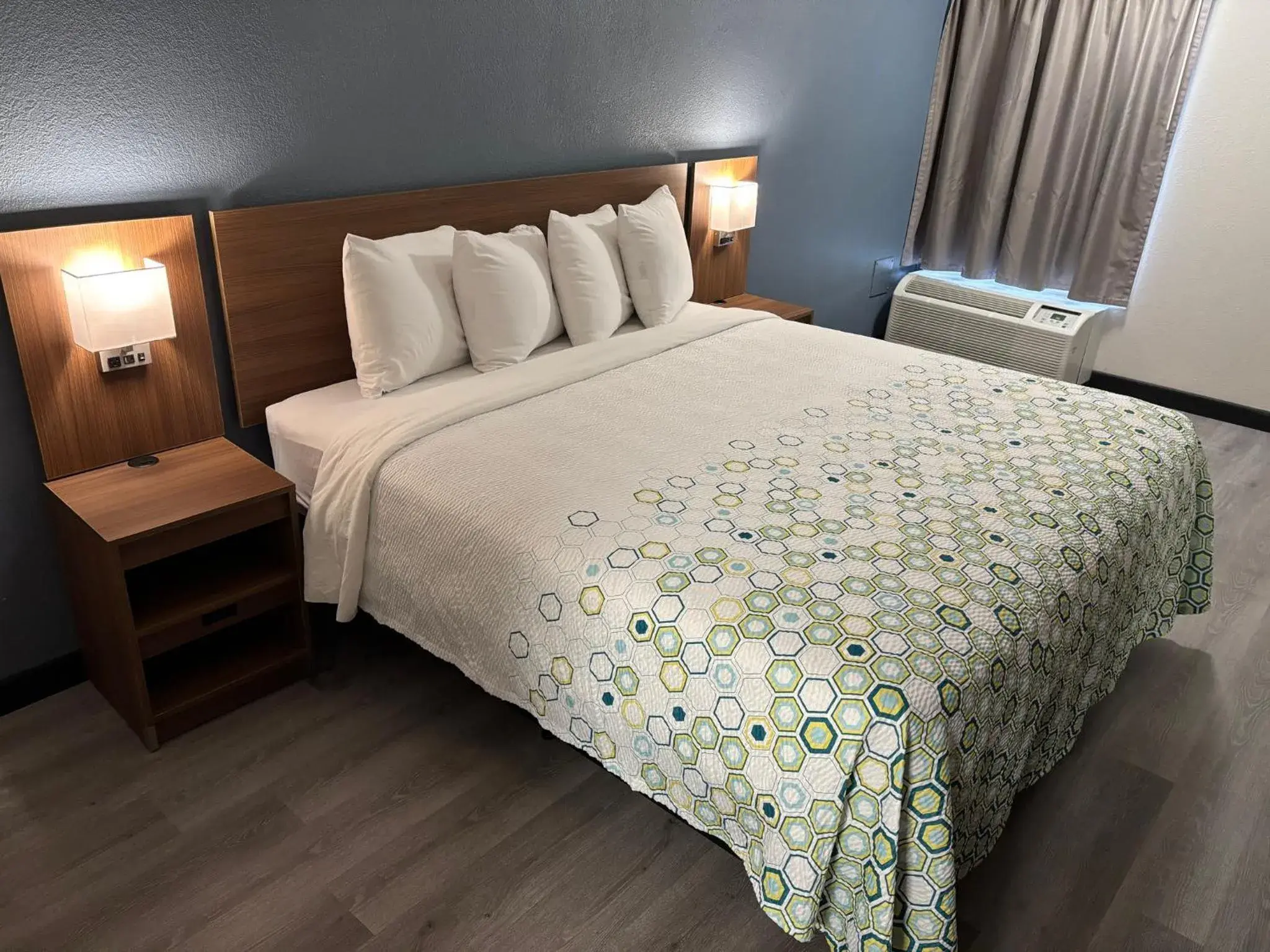 Studio King Room Non-Smoking in HomeTowne Studios by Red Roof Hagerstown - Williamsport, MD Studio King Room Non-Smoking in HomeTowne Studios by Red Roof Hagerstown - Williamsport, MD