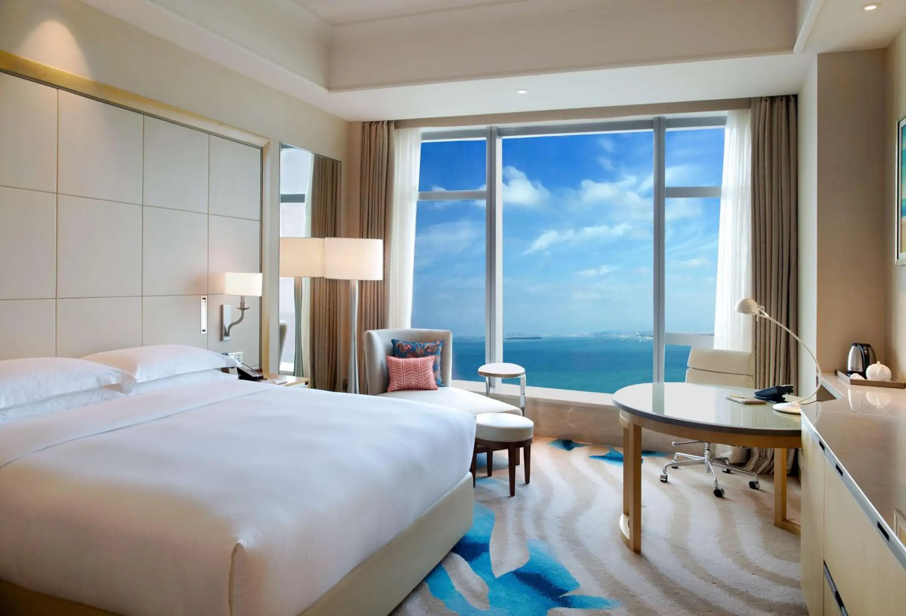 King Executive Room in DoubleTree by Hilton Hotel Xiamen - Wuyuan Bay King Executive Room in DoubleTree by Hilton Hotel Xiamen - Wuyuan Bay