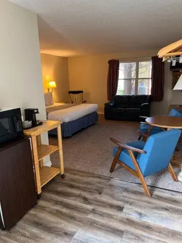 Standard King - single occupancy - Accessible in Four Seasons Inn Standard King - single occupancy - Accessible in Four Seasons Inn