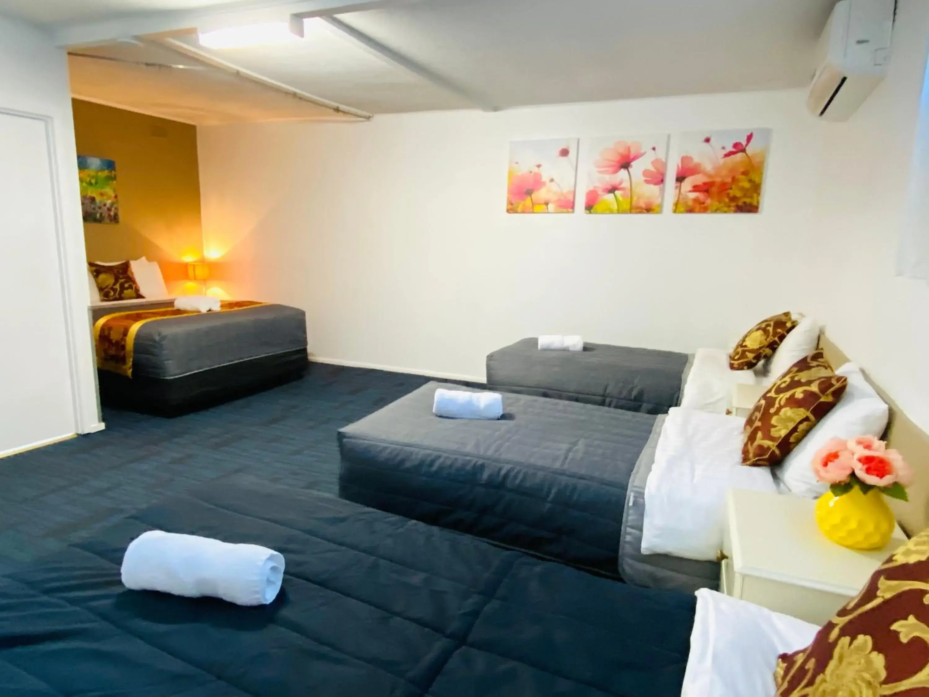 Family Room in Mid Valley Motel Family Room in Mid Valley Motel