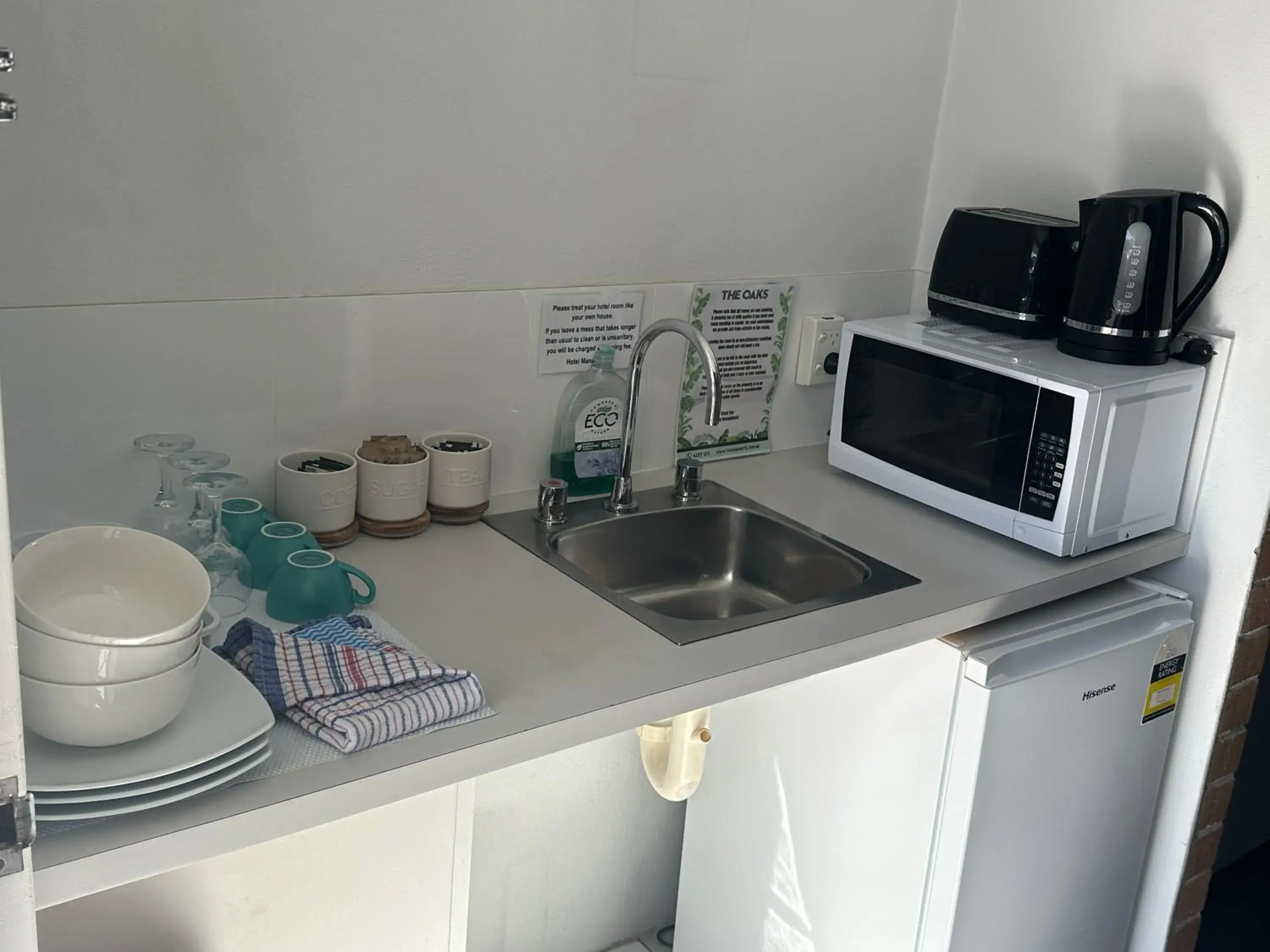 Standard Queen Room - Disability Access in The Oaks Hotel Motel Standard Queen Room - Disability Access in The Oaks Hotel Motel