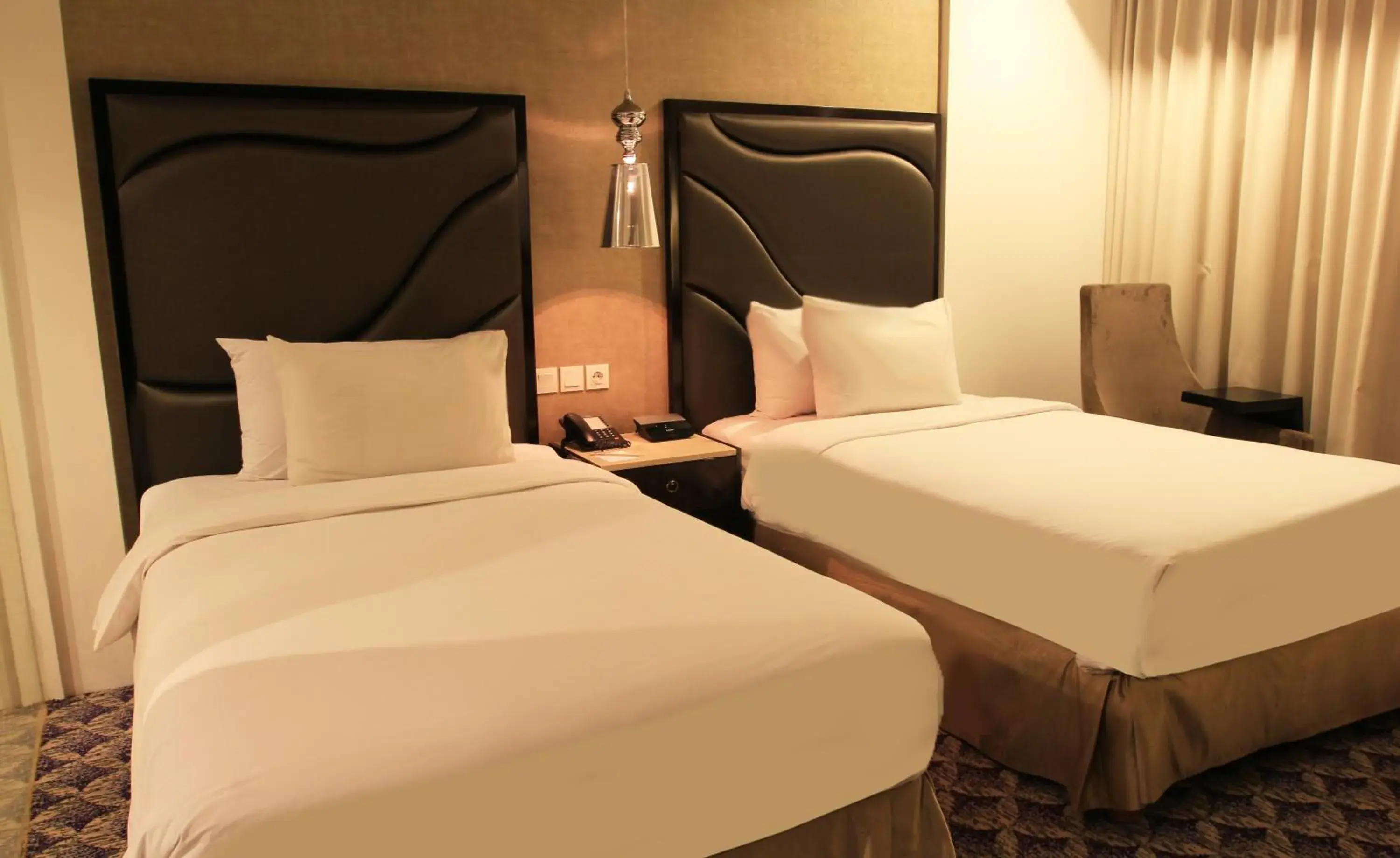 Deluxe Twin Room in Aston Bellevue Radio Dalam Deluxe Twin Room in Aston Bellevue Radio Dalam