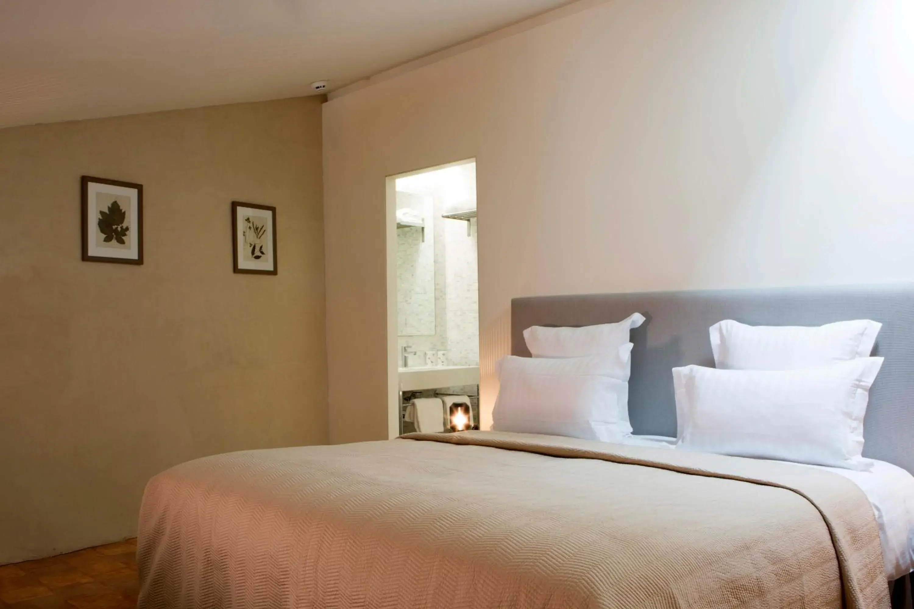 Comfort Double Room in Hôtel de la Villeon Comfort Double Room in Hôtel de la Villeon