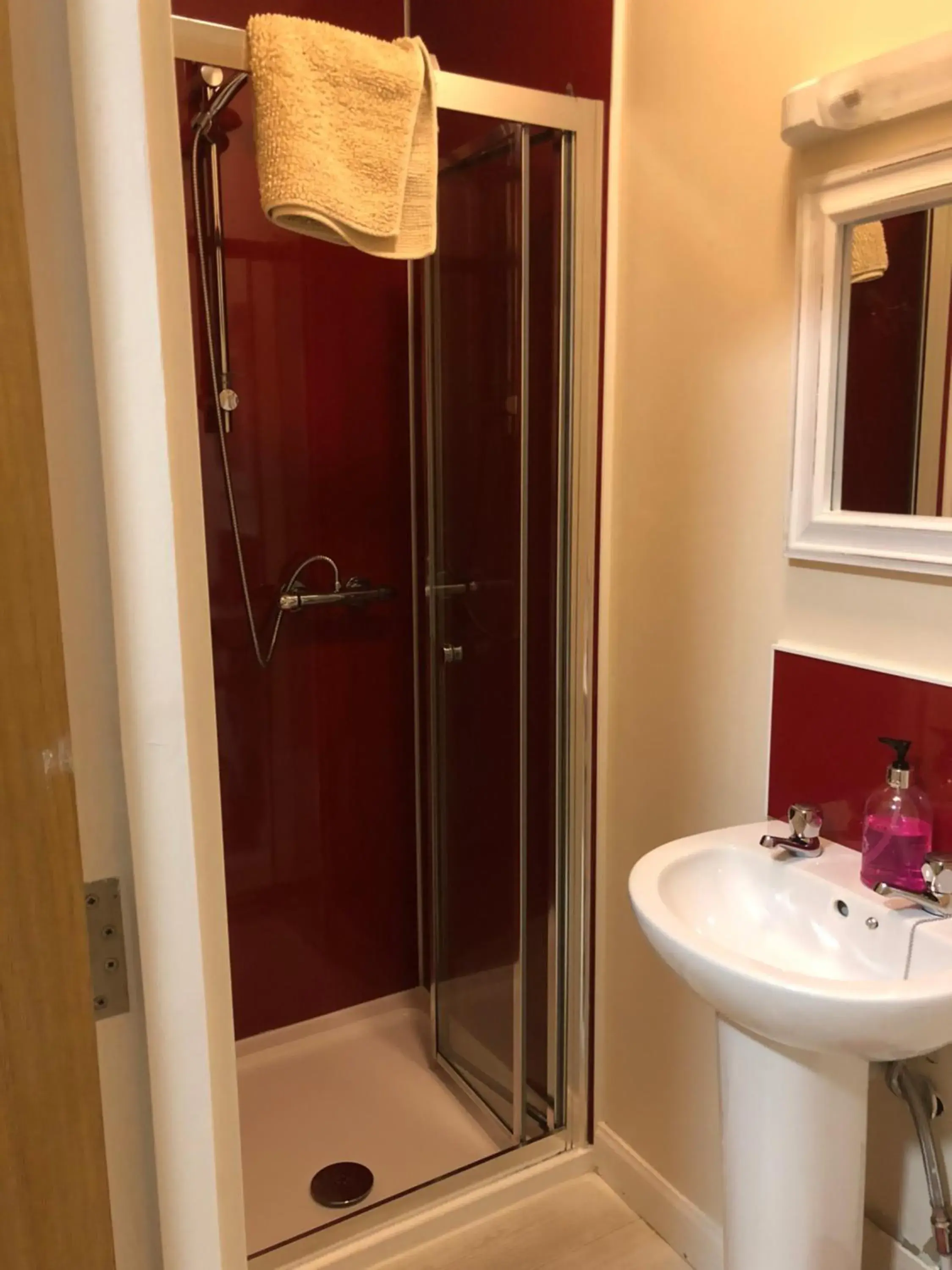 Quadropple Room En-suite to sleep 4 in 1 Lochness Rooms&Hostel Quadropple Room En-suite to sleep 4 in 1 Lochness Rooms&Hostel