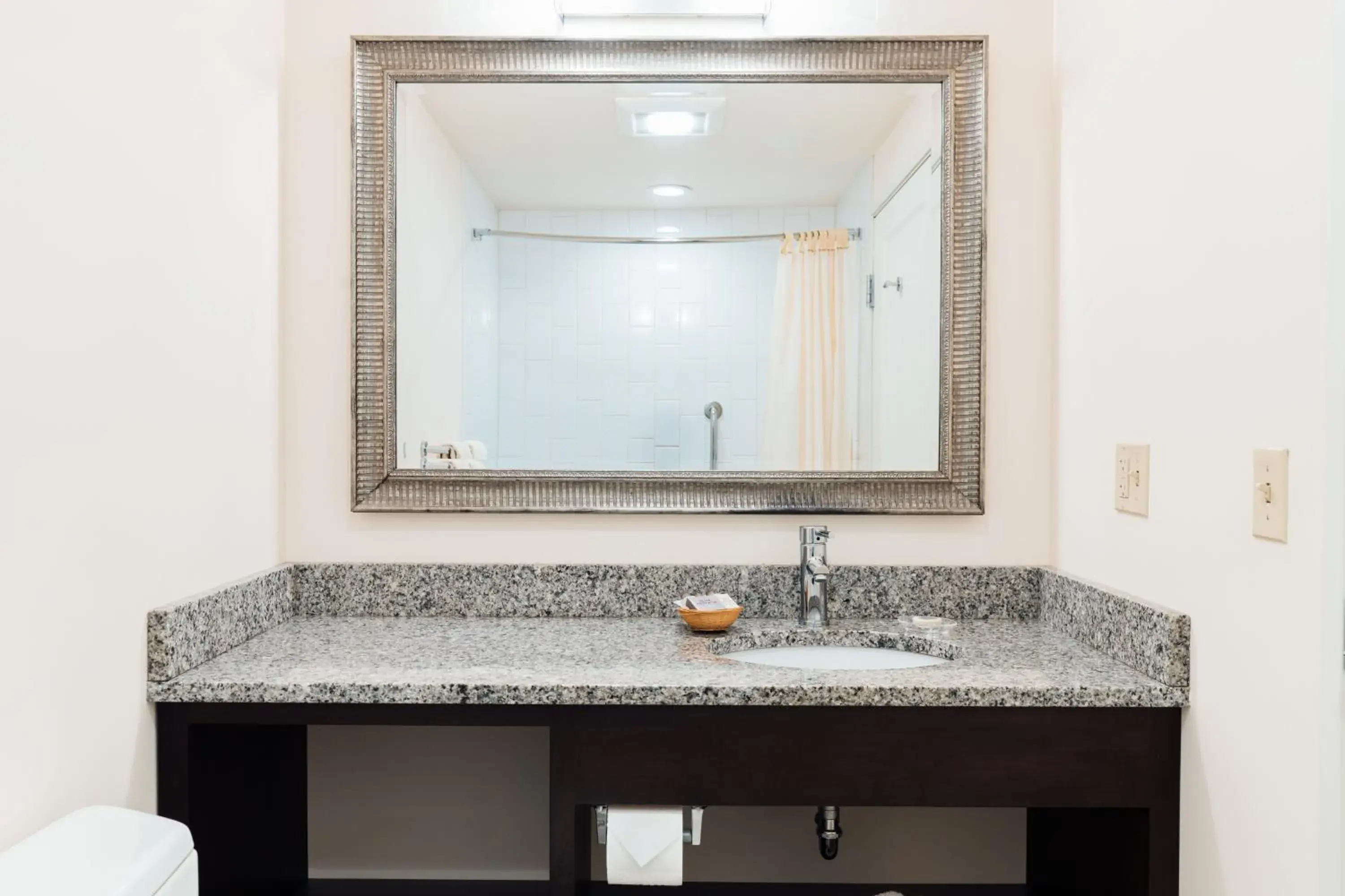 Queen Room - Disability Access in Belfast Harbor Inn Queen Room - Disability Access in Belfast Harbor Inn