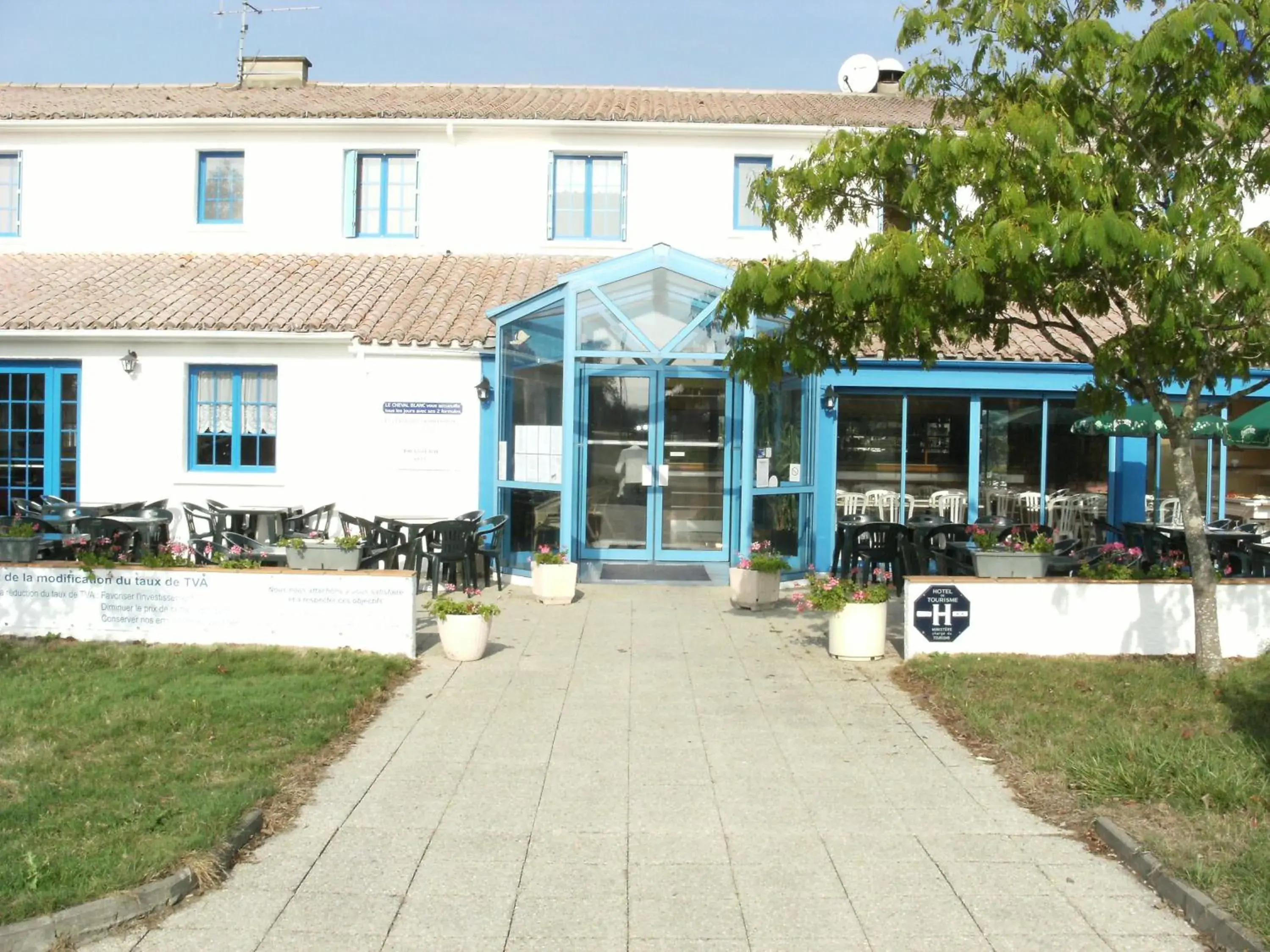 Double Room with Shared Bathroom - single occupancy in Hôtel Particulier LE MAS DES MARAIS Double Room with Shared Bathroom - single occupancy in Hôtel Particulier LE MAS DES MARAIS