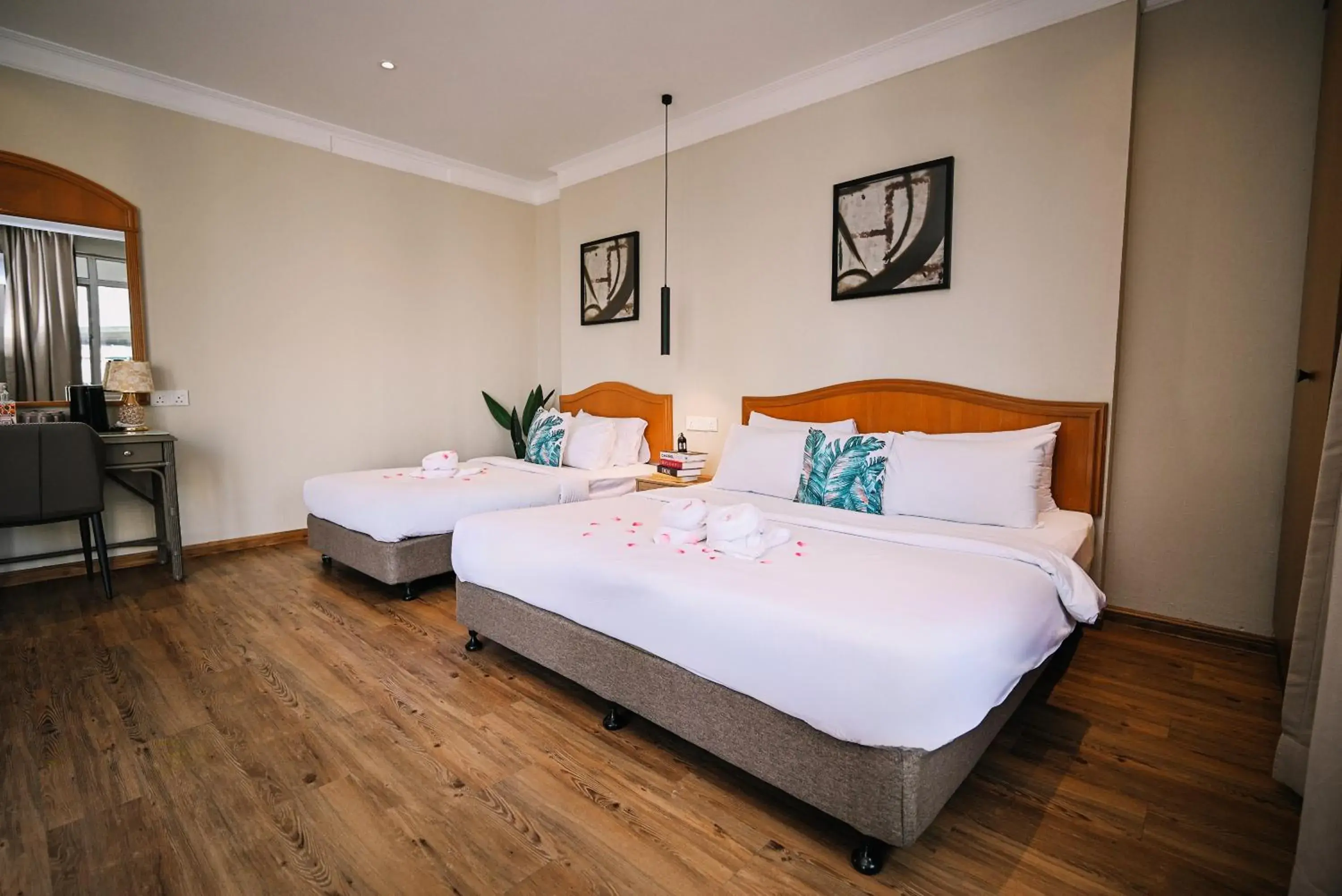 Deluxe Triple Room in Kingston Hotel 11 - PWTC, KL Deluxe Triple Room in Kingston Hotel 11 - PWTC, KL