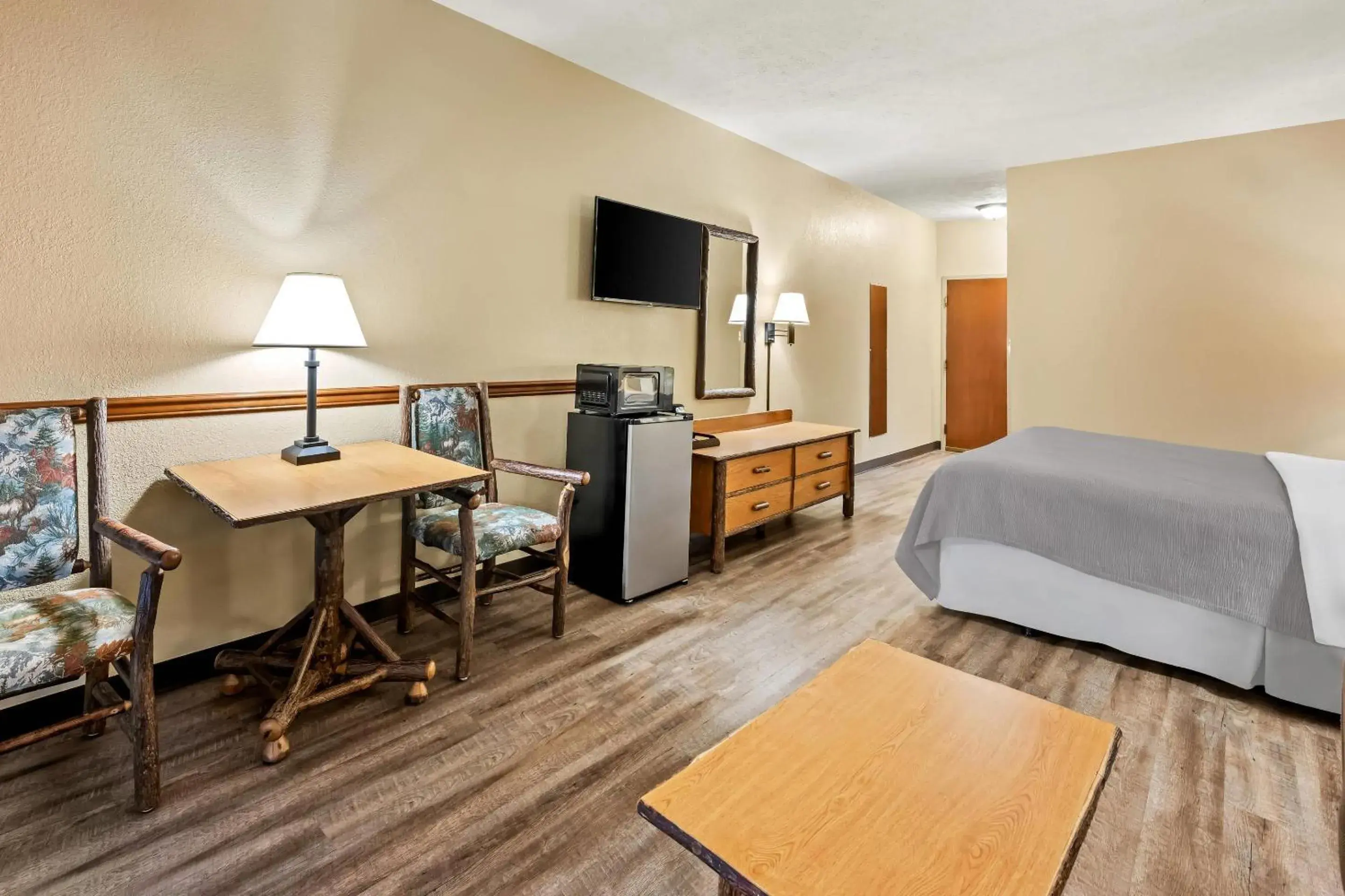 Standard King Non Smoking 1 person Sofa Bed in Quality Inn & Suites Big Stone Gap Standard King Non Smoking 1 person Sofa Bed in Quality Inn & Suites Big Stone Gap