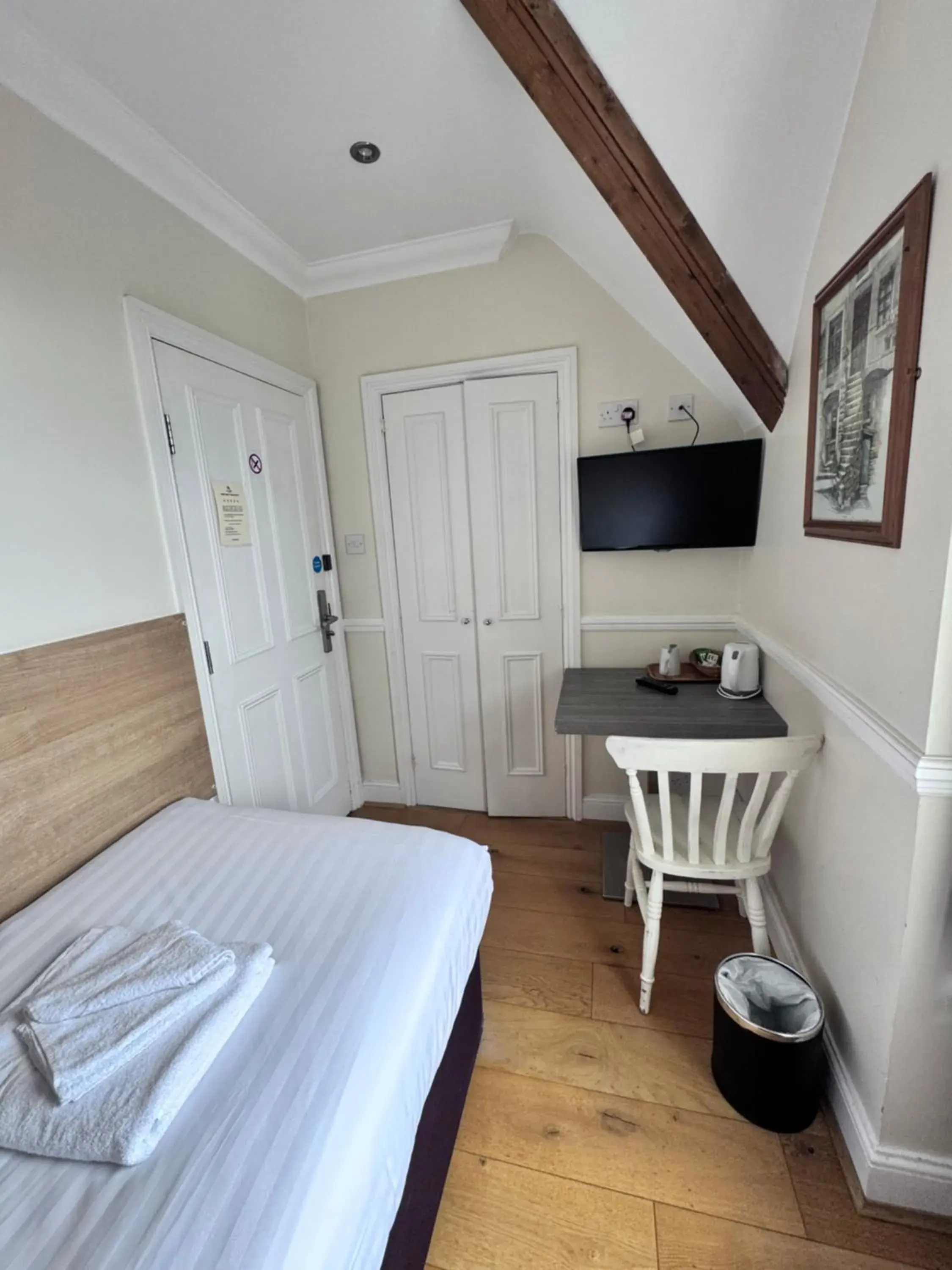 Small Single Room in Gidea Park Hotel Small Single Room in Gidea Park Hotel