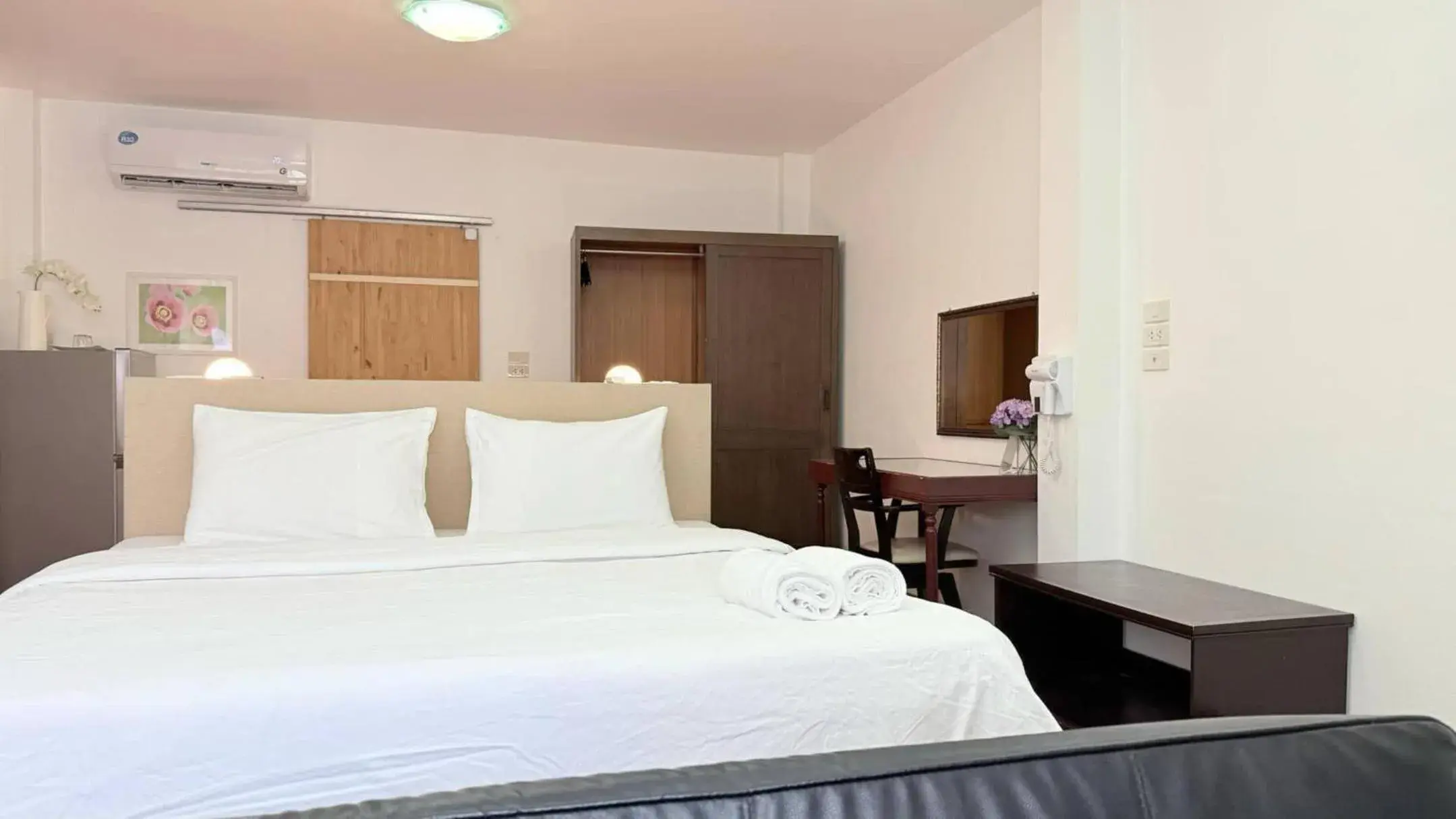 Deluxe King Room in Issara House Bangkok Deluxe King Room in Issara House Bangkok