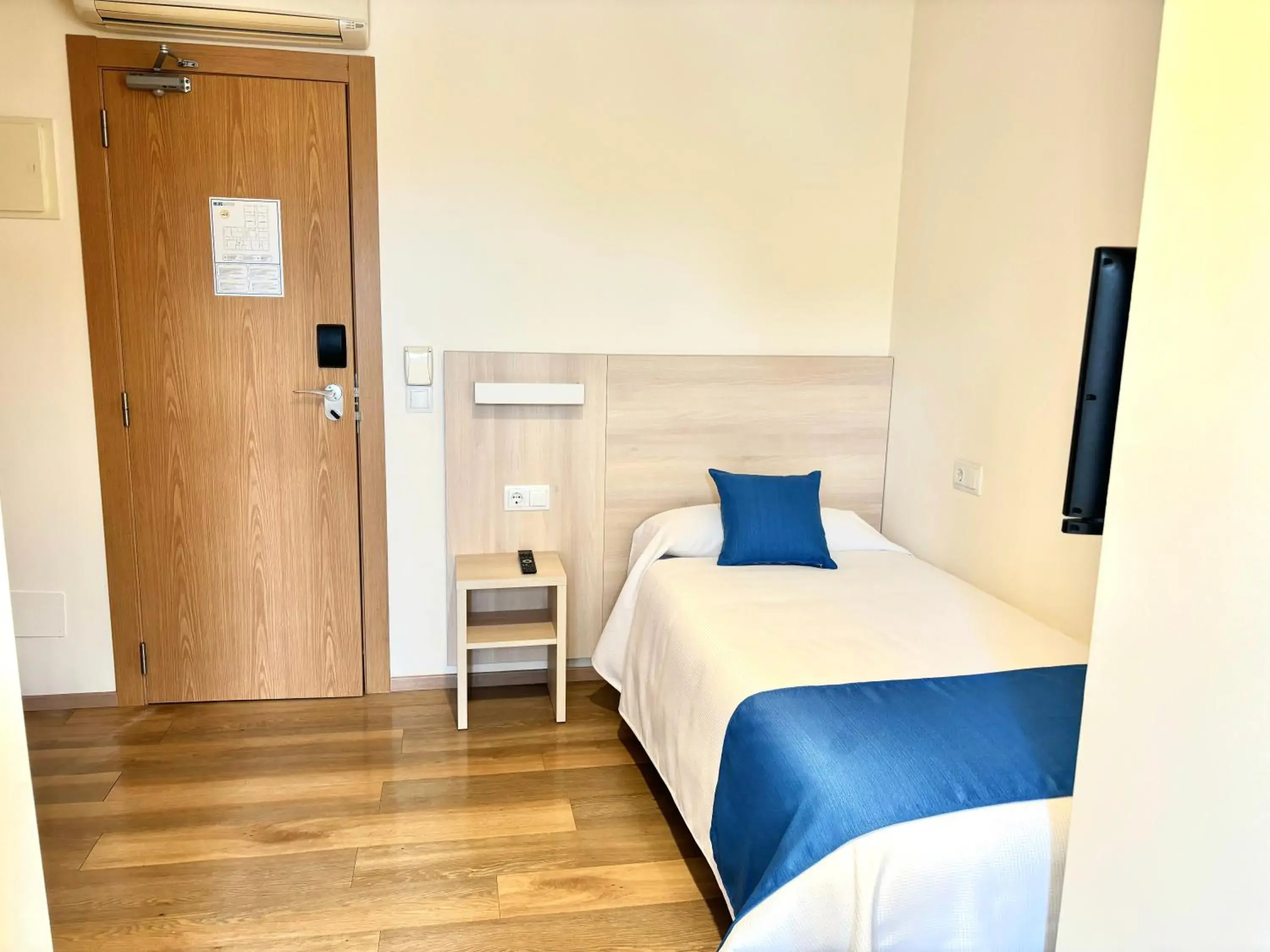 Budget Single Room in Bluewater Hotel Budget Single Room in Bluewater Hotel