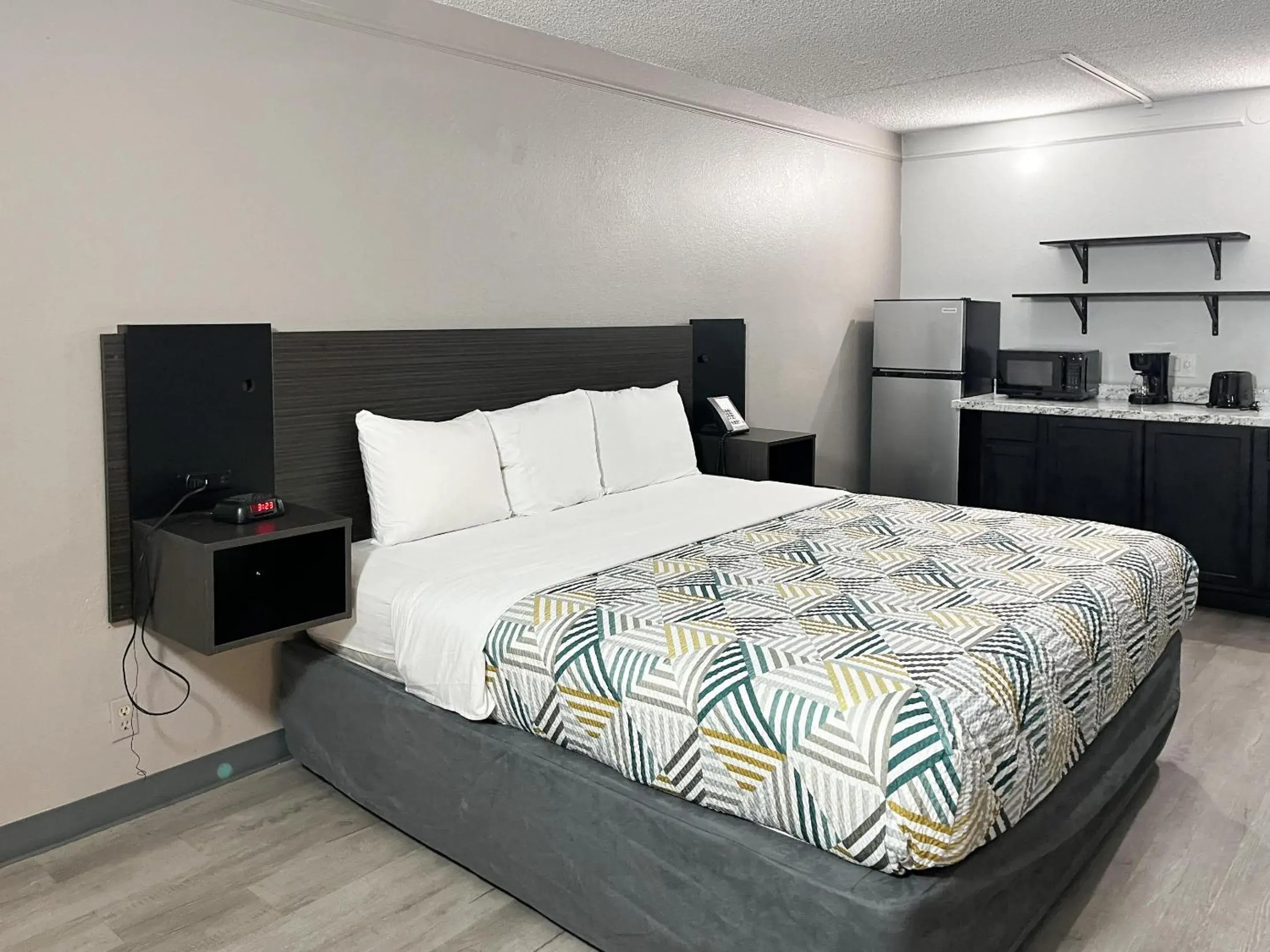 King Room with Roll-in Shower - single occupancy - Disability Access - Non-Smoking in Studio 6 North Las Vegas, NV King Room with Roll-in Shower - single occupancy - Disability Access - Non-Smoking in Studio 6 North Las Vegas, NV