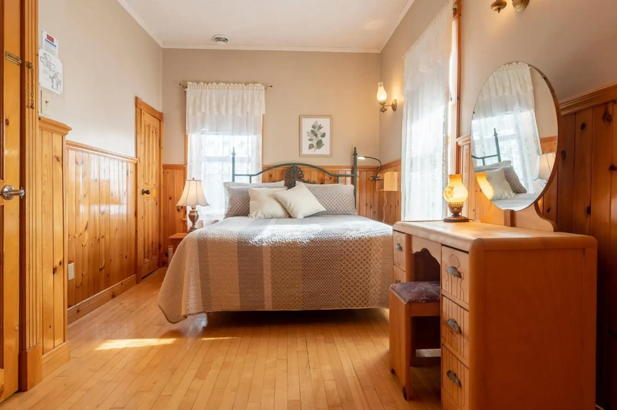 Double Room with Lake View in Auberge l'Intermède du lac Double Room with Lake View in Auberge l'Intermède du lac