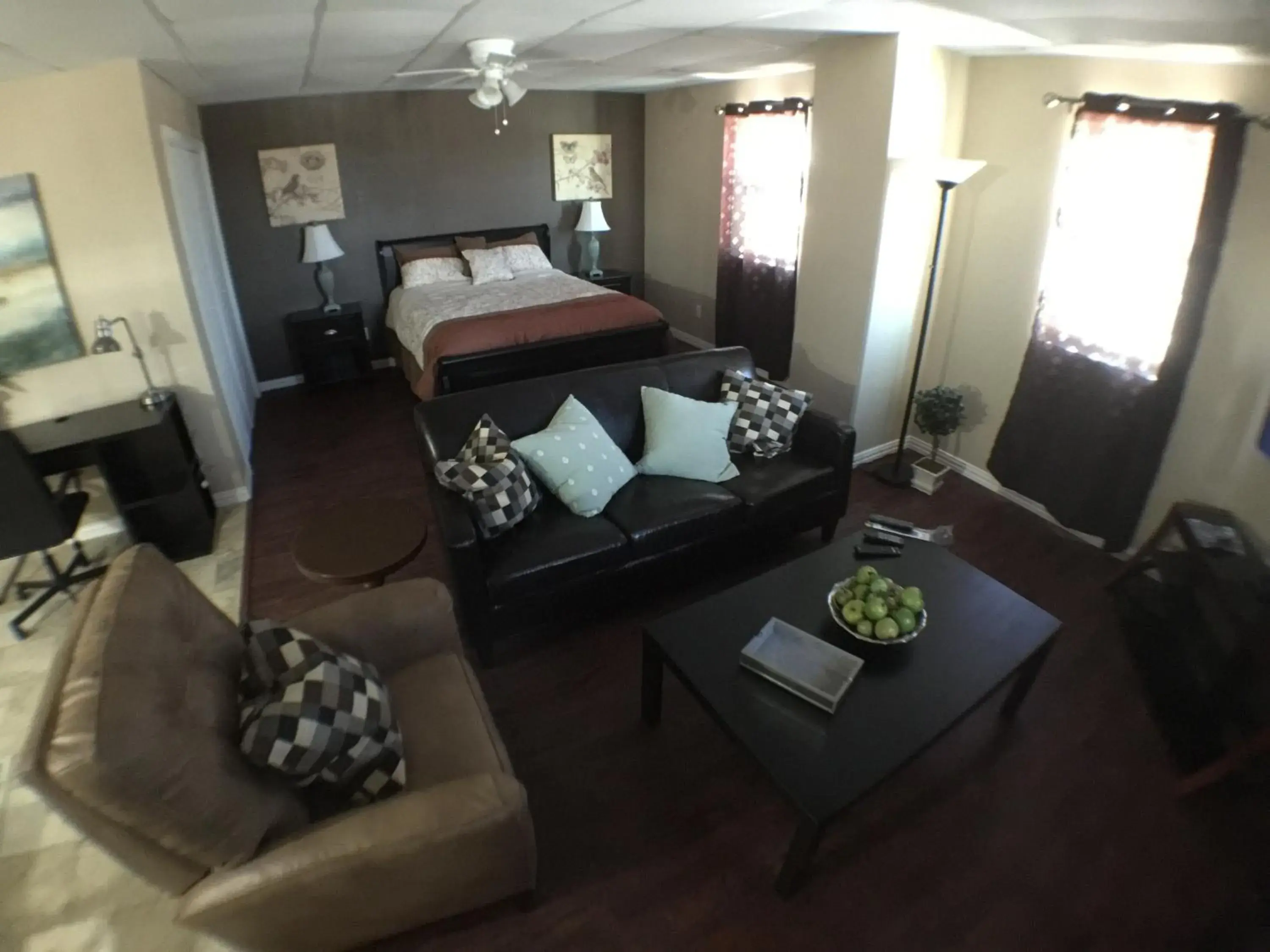 Deluxe Queen Suite in Austin Motor Inn Deluxe Queen Suite in Austin Motor Inn