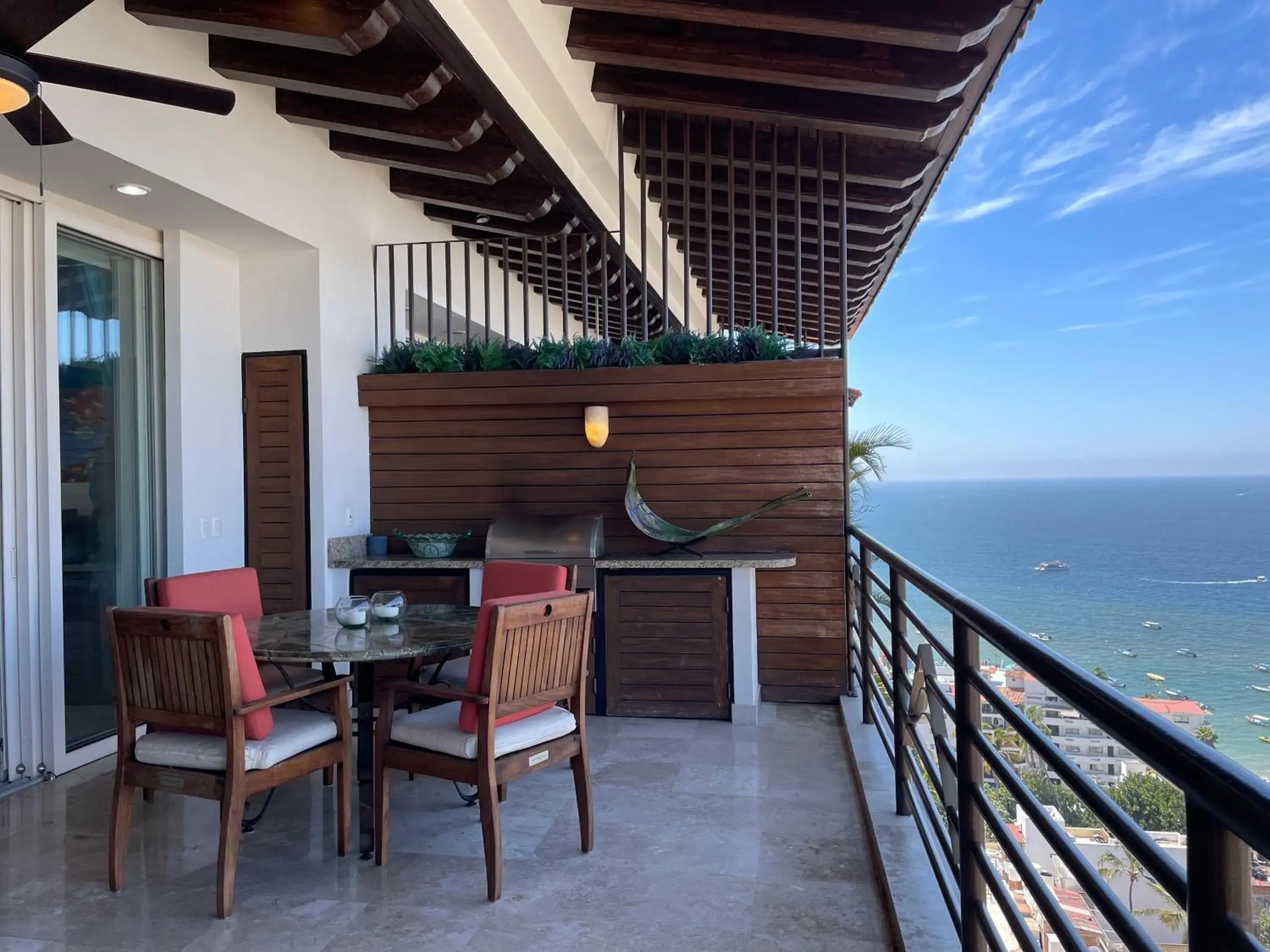 King Suite with Balcony in Pinnacle Resorts 180 King Suite with Balcony in Pinnacle Resorts 180