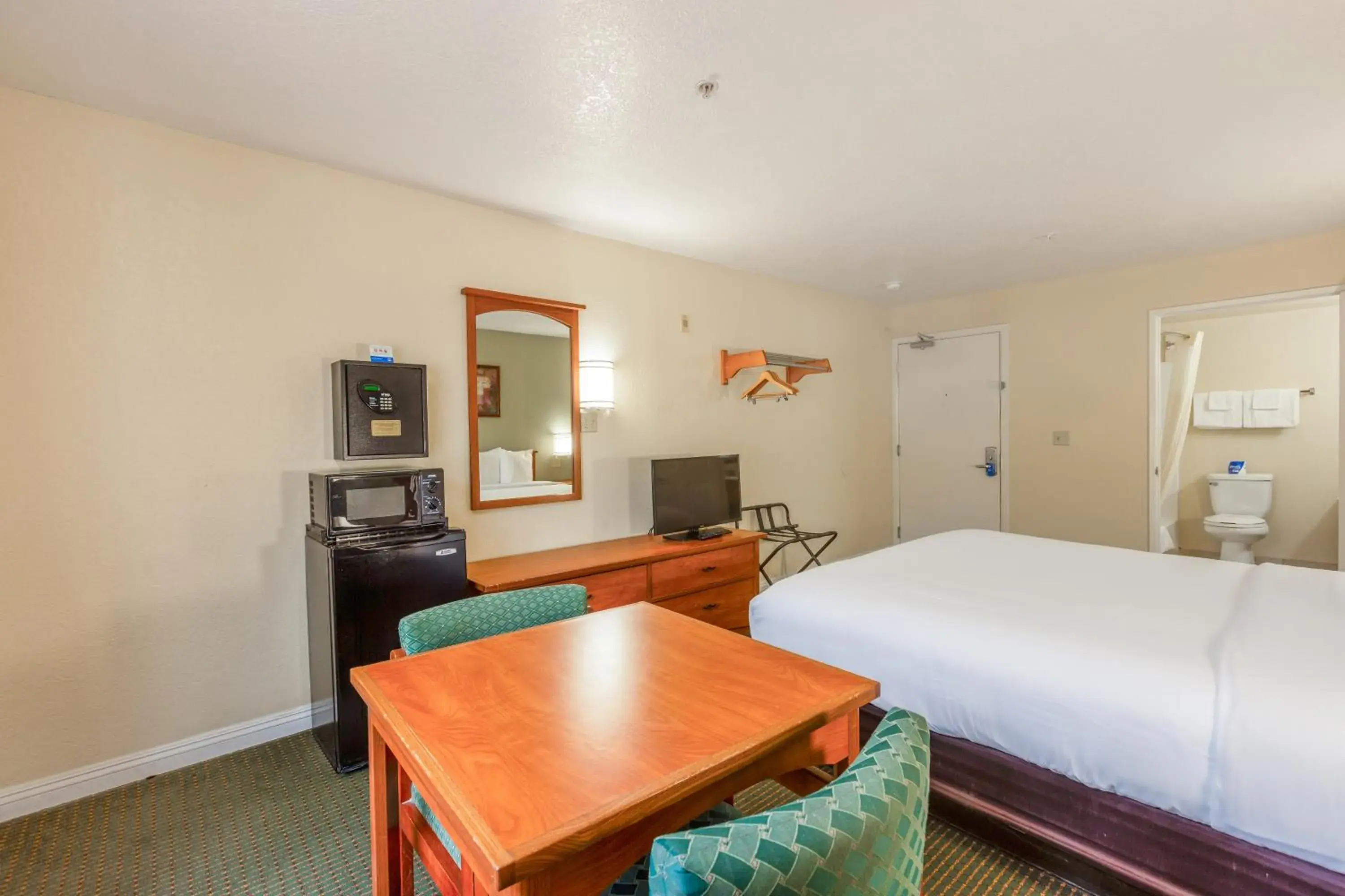 King Bed Non-Smoking in Hotel Avenida, San Clemente Beach King Bed Non-Smoking in Hotel Avenida, San Clemente Beach