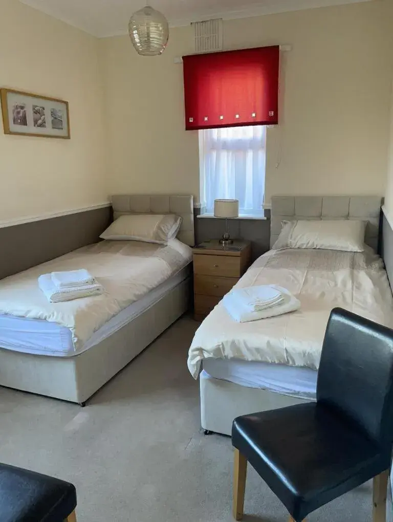 Twin Room with Shower in The Saxby Hotel Twin Room with Shower in The Saxby Hotel