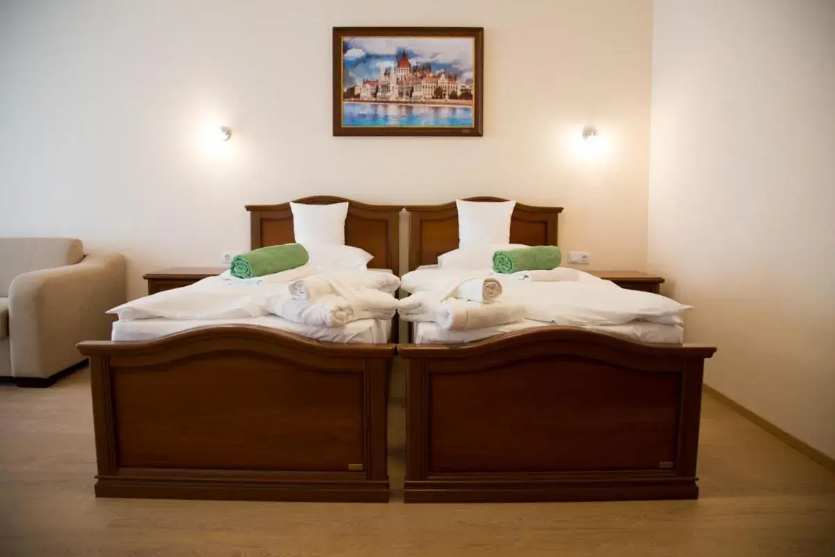 Twin Room with Extra Bed - single occupancy in Luxury Hotel Siófok Twin Room with Extra Bed - single occupancy in Luxury Hotel Siófok
