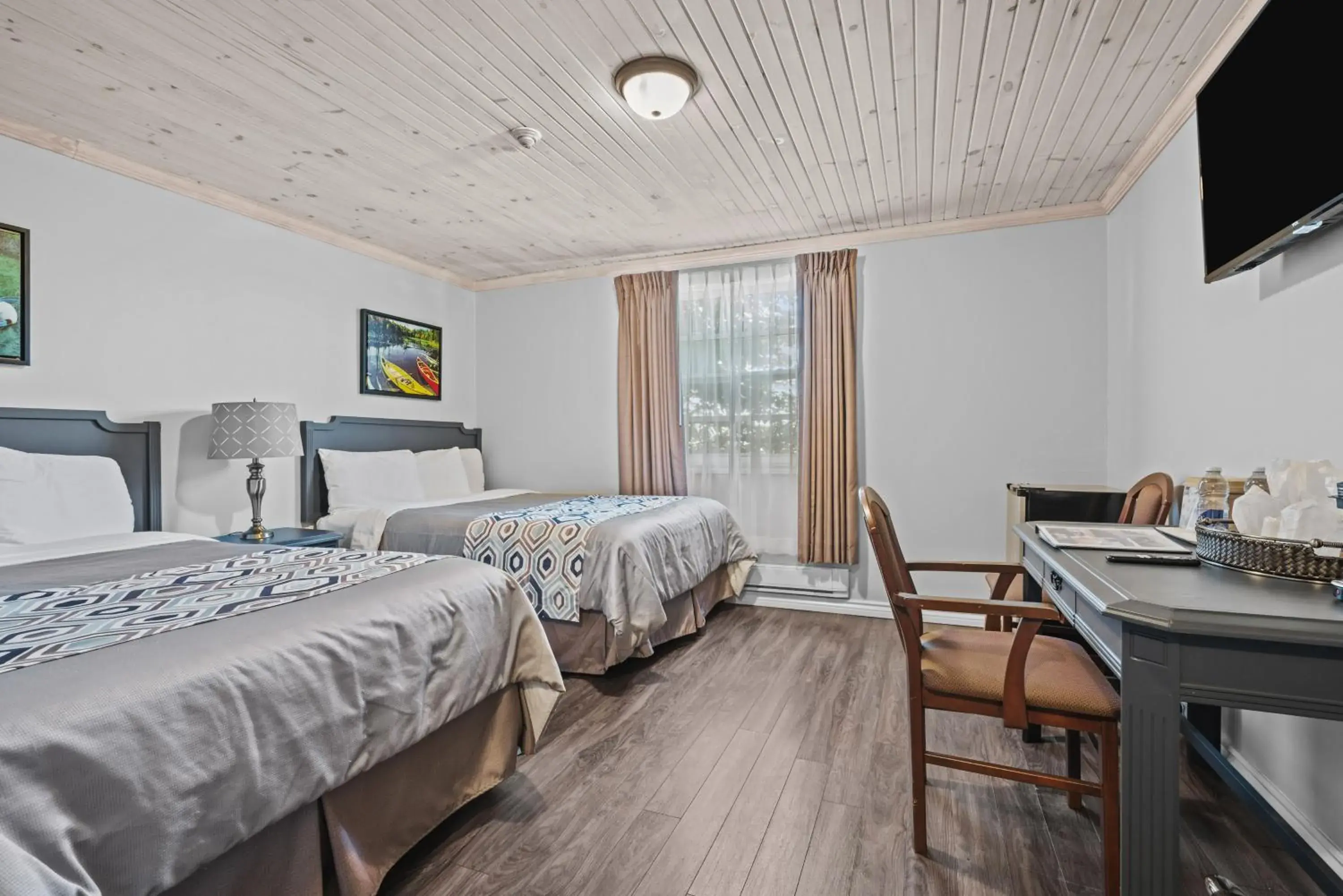 Standard Double Room in Edge of the Avalon Inn Standard Double Room in Edge of the Avalon Inn