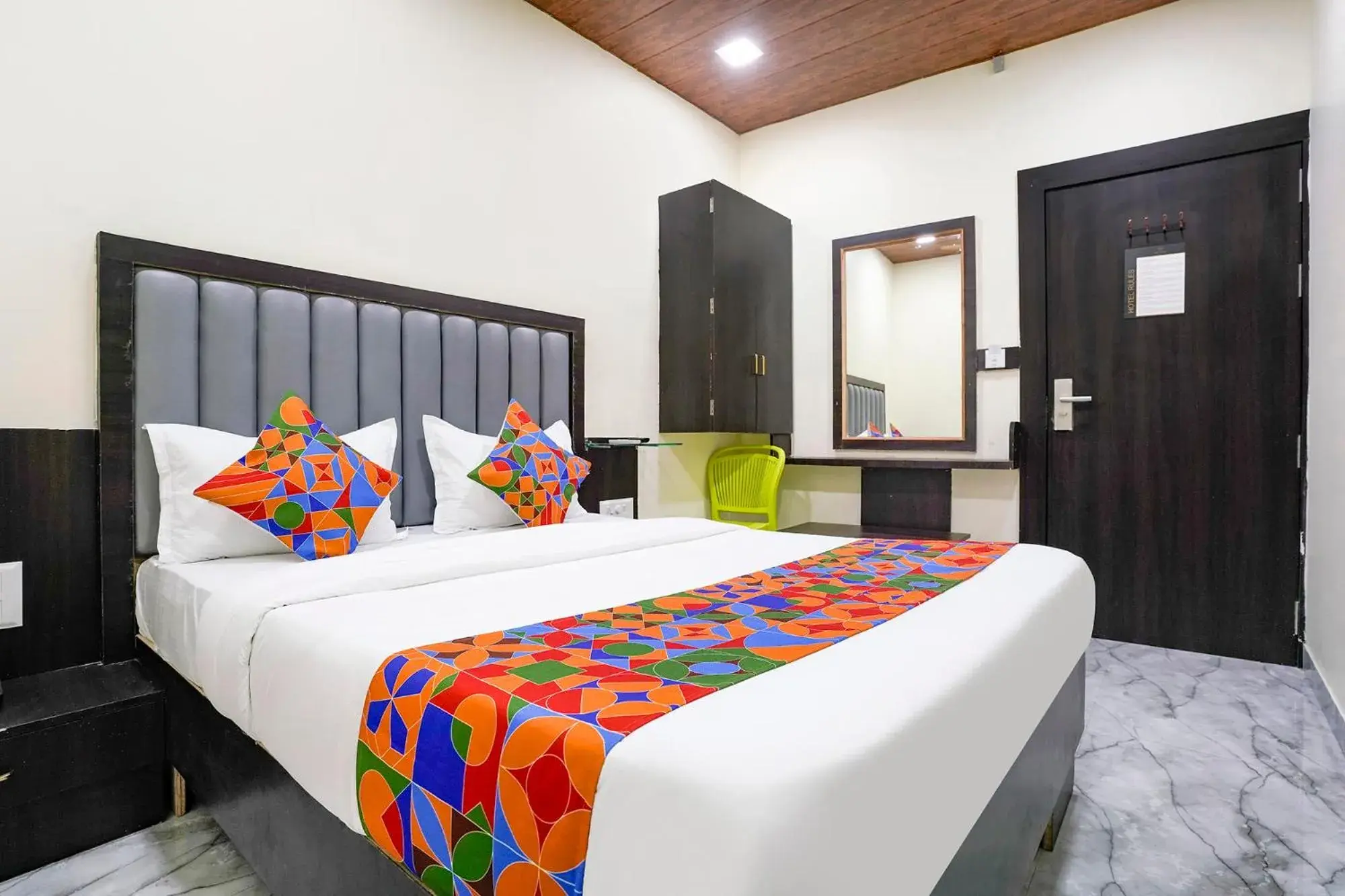 Deluxe Room in Via Gulshan Grand - Nr Gateway of India Deluxe Room in Via Gulshan Grand - Nr Gateway of India