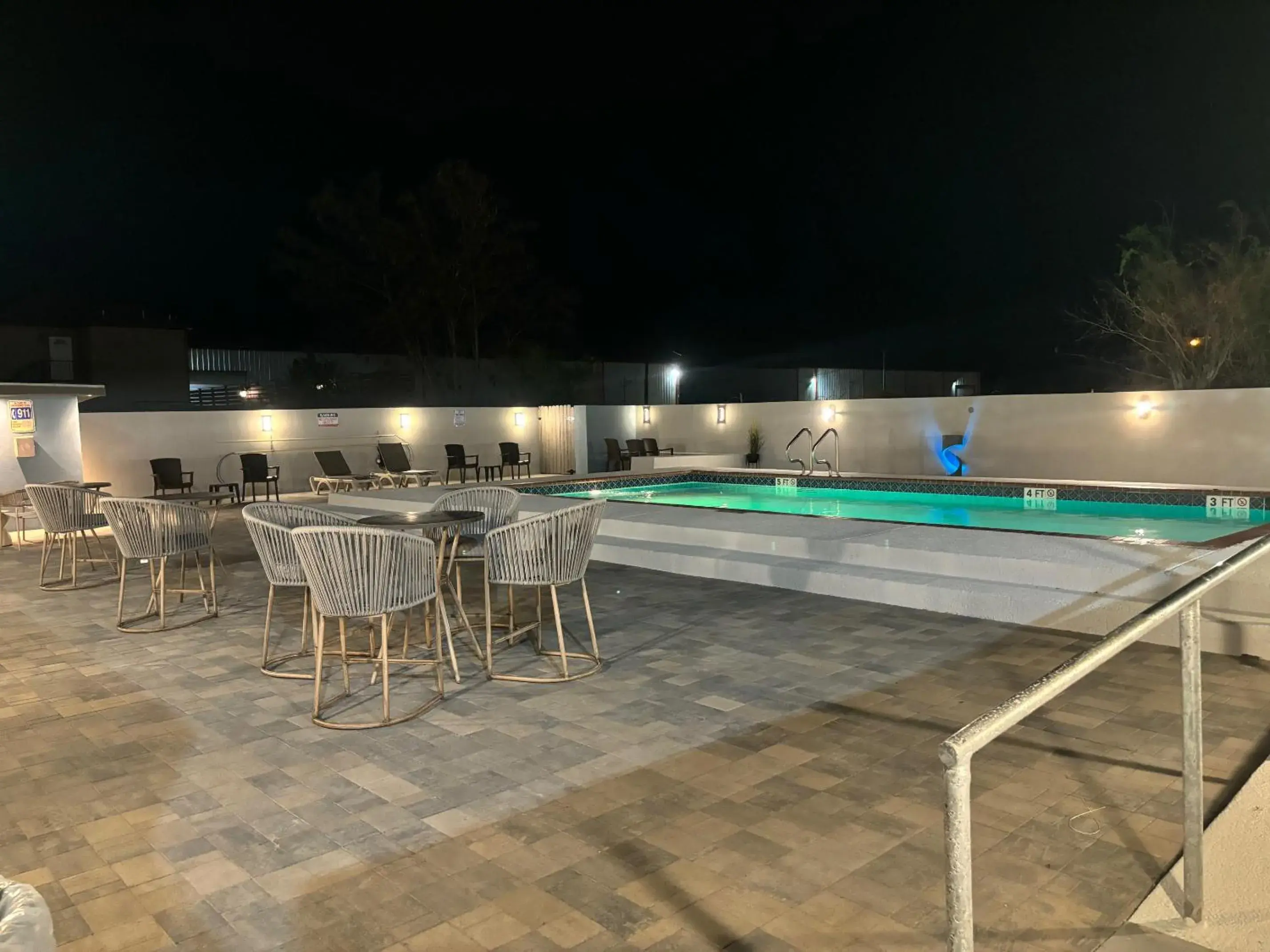 Deluxe Inn & Suites Deluxe Inn & Suites