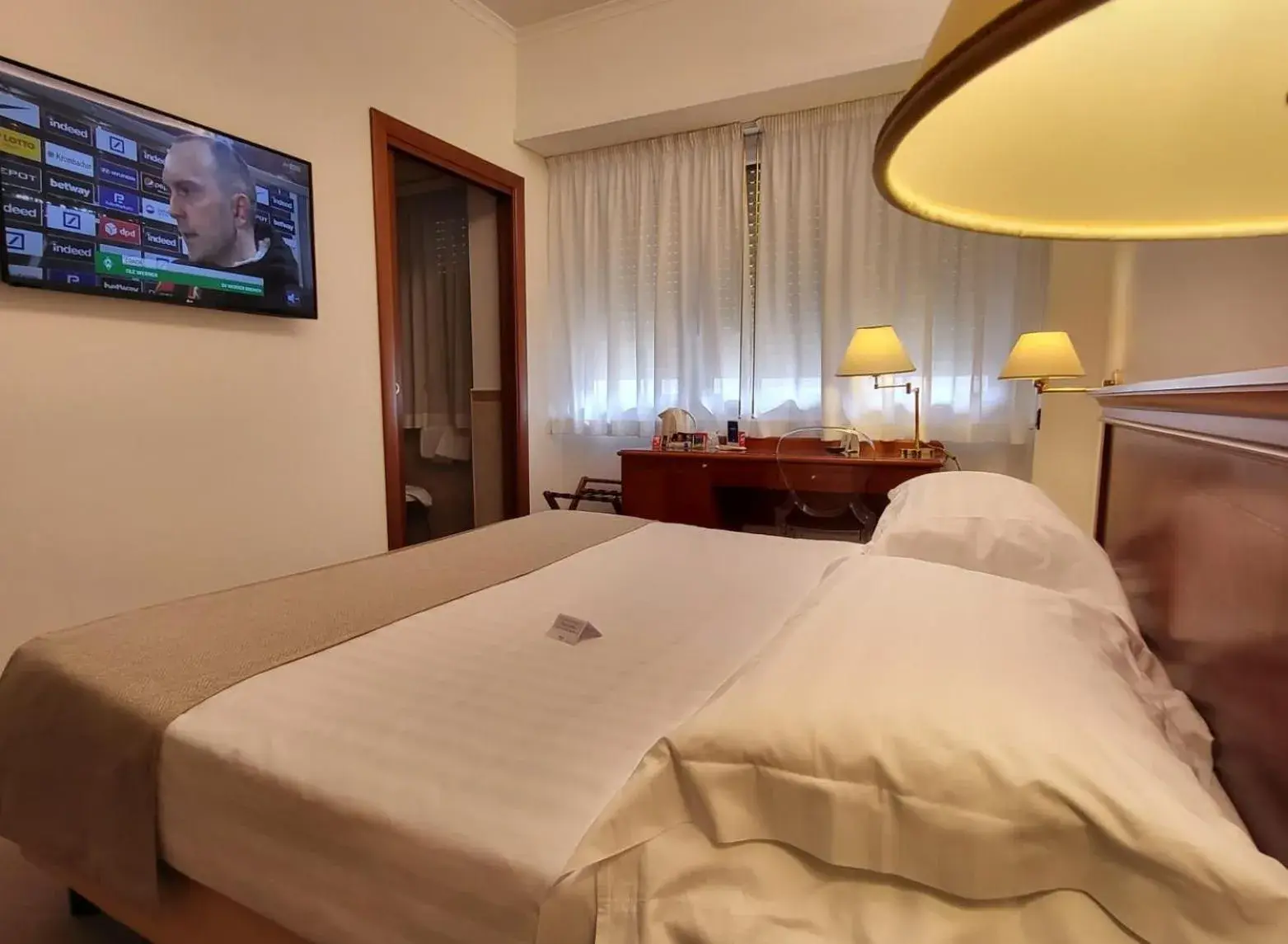 Double Room - Disability Access in Hotel Plaza Double Room - Disability Access in Hotel Plaza