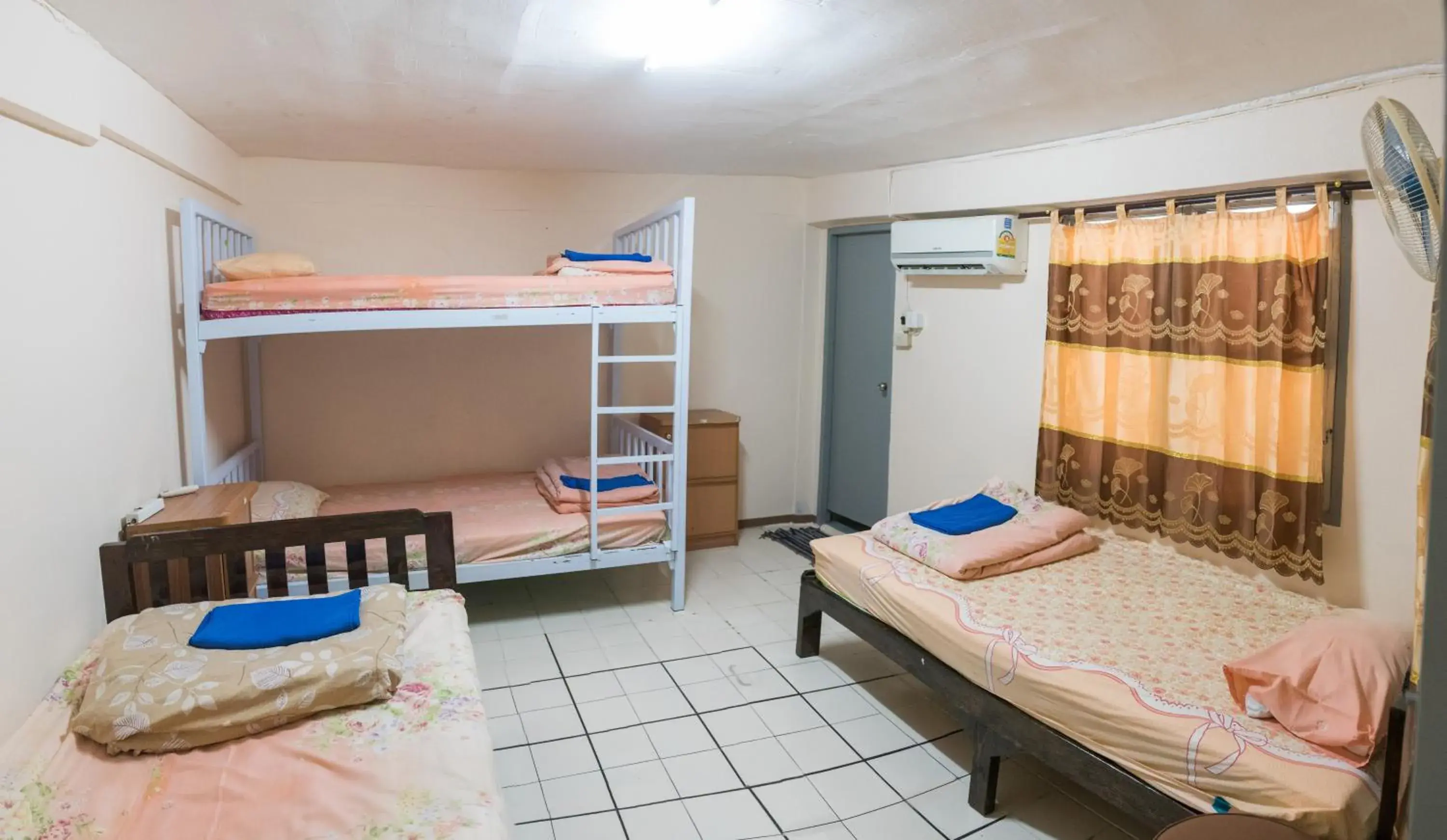 Quadruple Room with Air Conditioning in Dutch Guest House Quadruple Room with Air Conditioning in Dutch Guest House