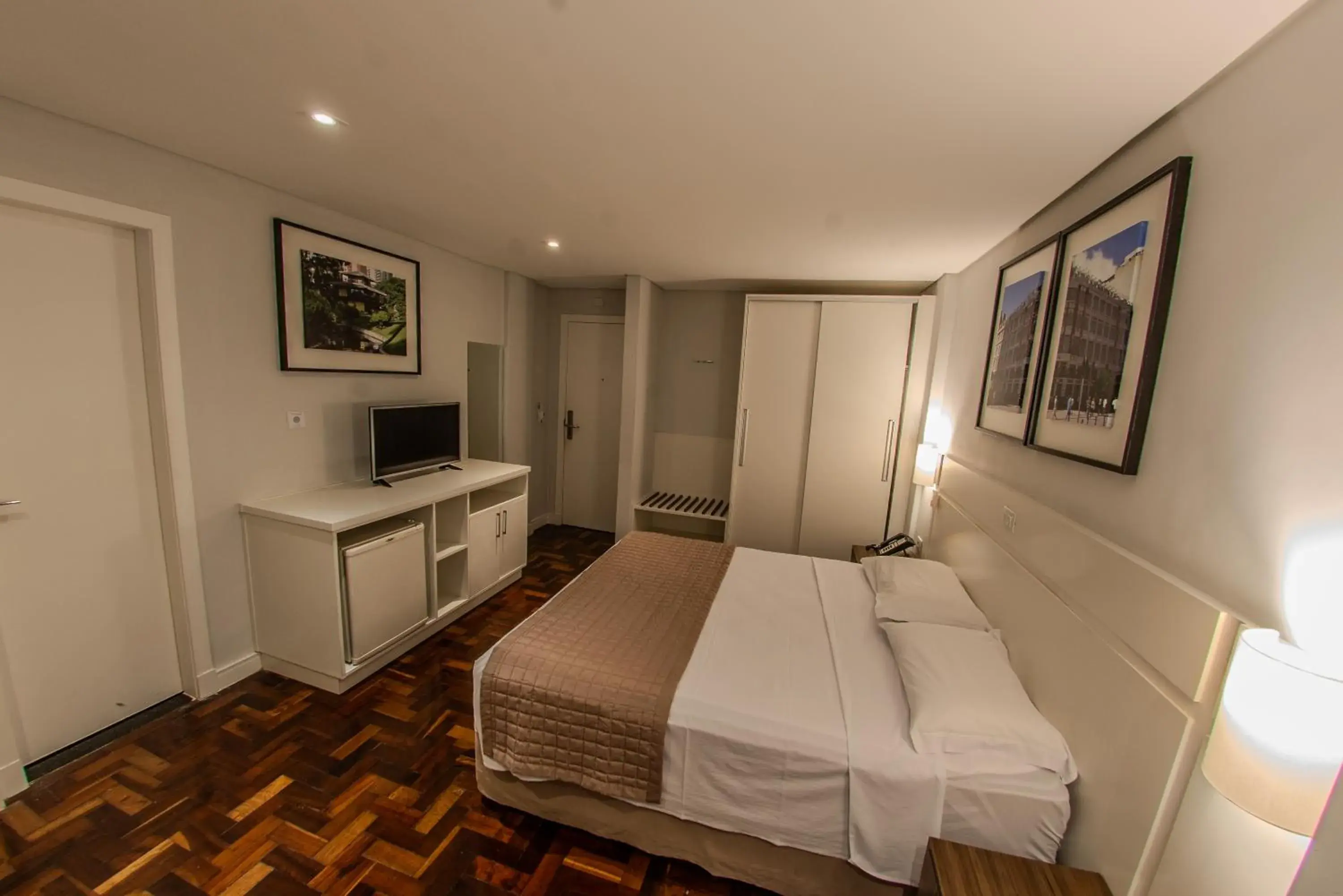 Large Double Room - single occupancy in Hotel Centro Europeu Large Double Room - single occupancy in Hotel Centro Europeu