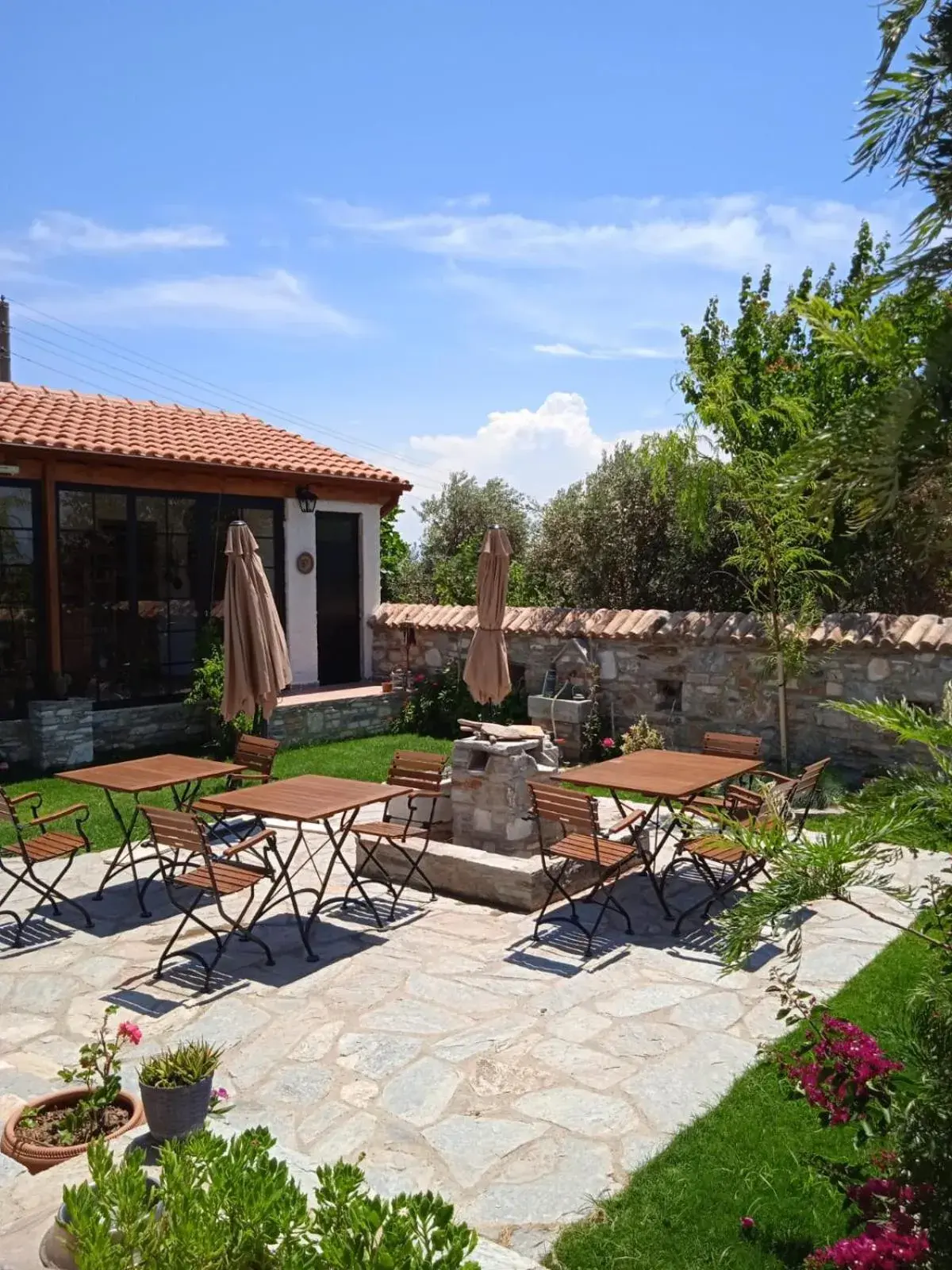 Triple Room with Garden View - single occupancy in Bahab Guest House Triple Room with Garden View - single occupancy in Bahab Guest House