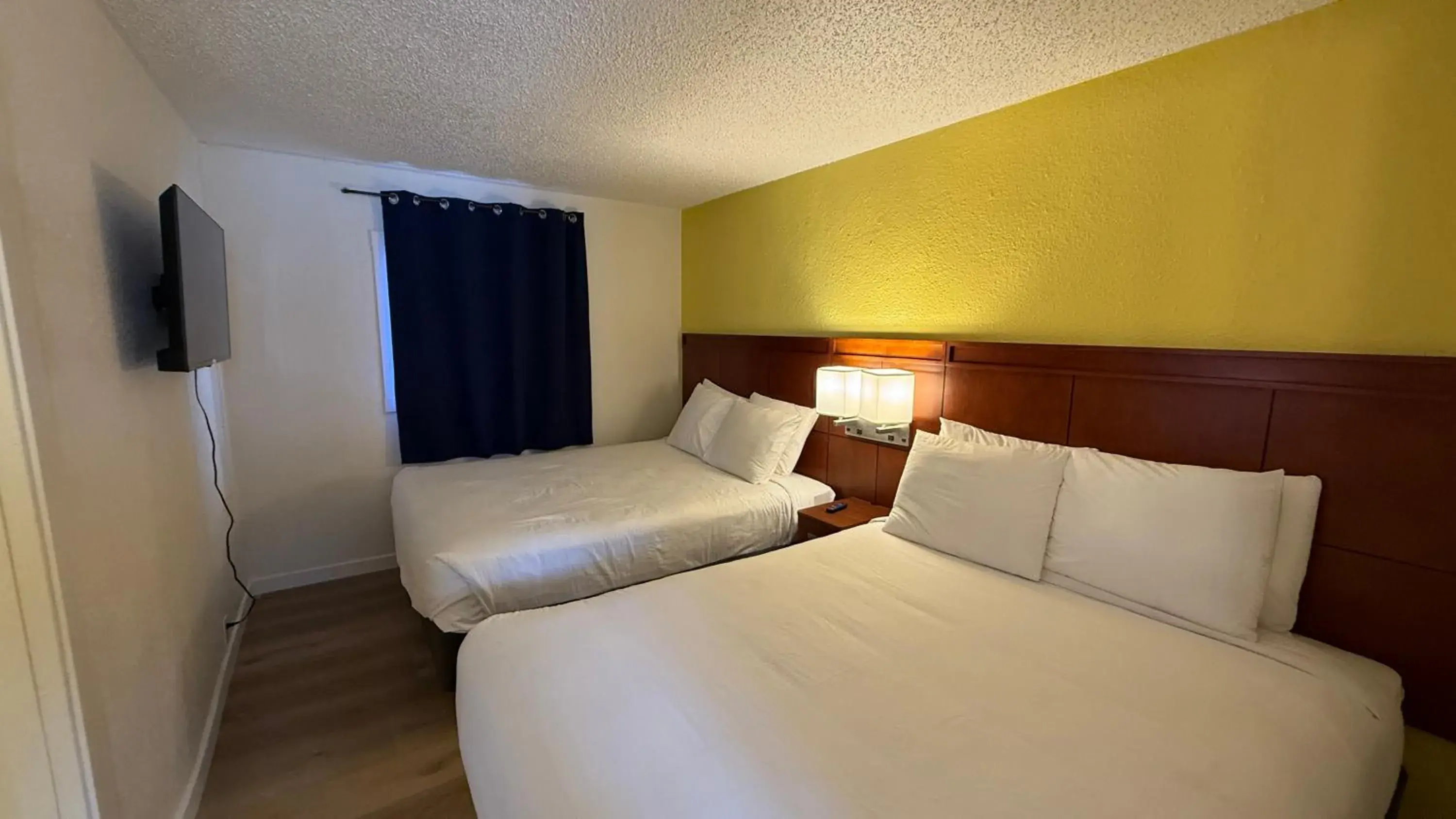 Deluxe Queen Studio in Lakeshore Inn Water Front Deluxe Queen Studio in Lakeshore Inn Water Front