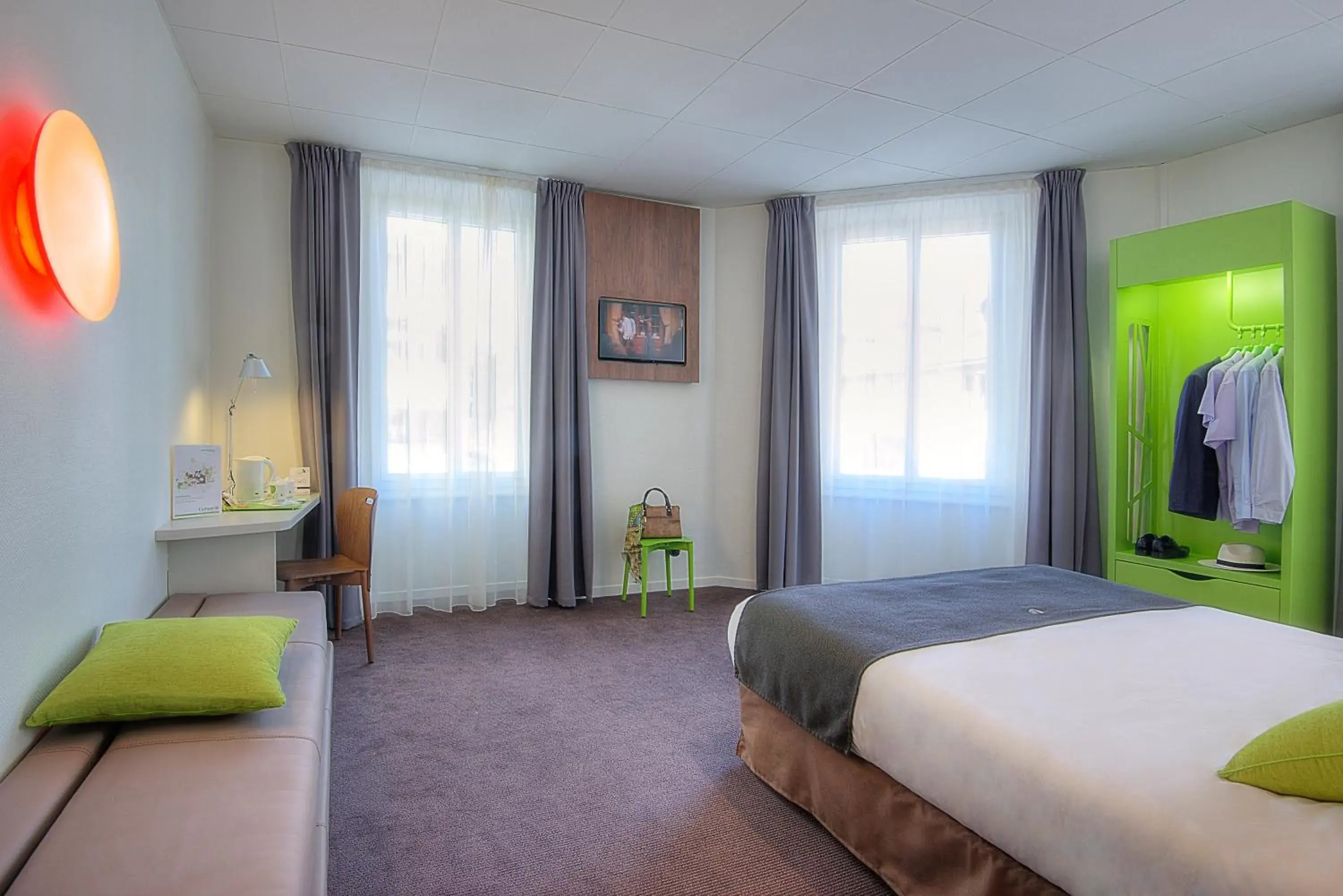 Standard Double Room with One Single Bed - Up to Ten Years in Campanile Annecy Centre - Gare Standard Double Room with One Single Bed - Up to Ten Years in Campanile Annecy Centre - Gare