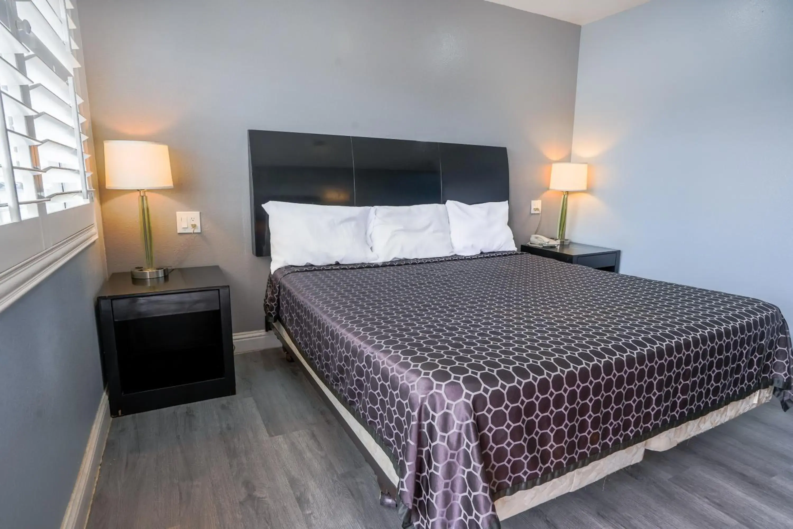King Bed Accessible Non-Smoking in Economy Inn Buttonwillow Bakersfield I-5 King Bed Accessible Non-Smoking in Economy Inn Buttonwillow Bakersfield I-5
