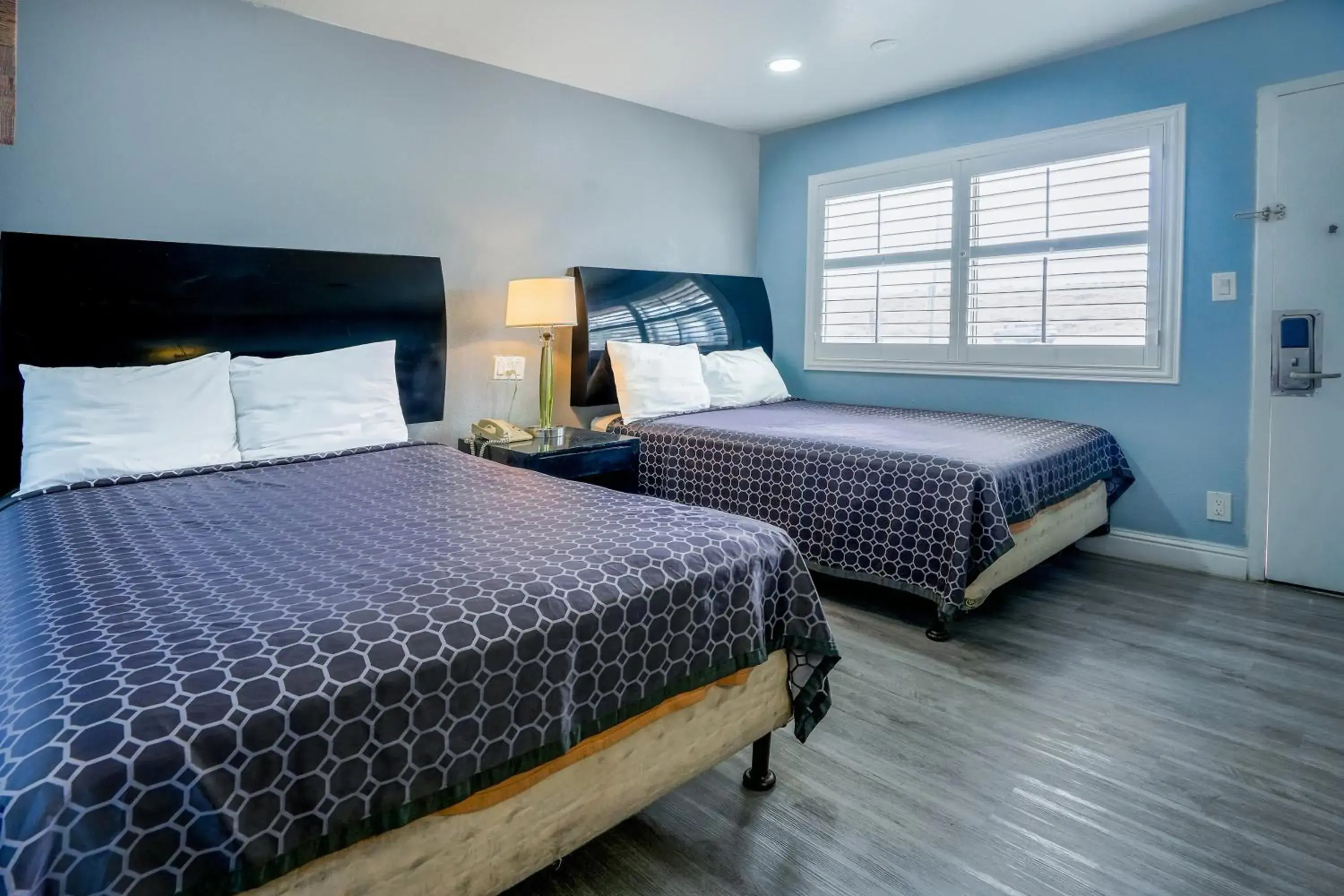 2 Full Beds Non-Smoking in Economy Inn Buttonwillow Bakersfield I-5 2 Full Beds Non-Smoking in Economy Inn Buttonwillow Bakersfield I-5